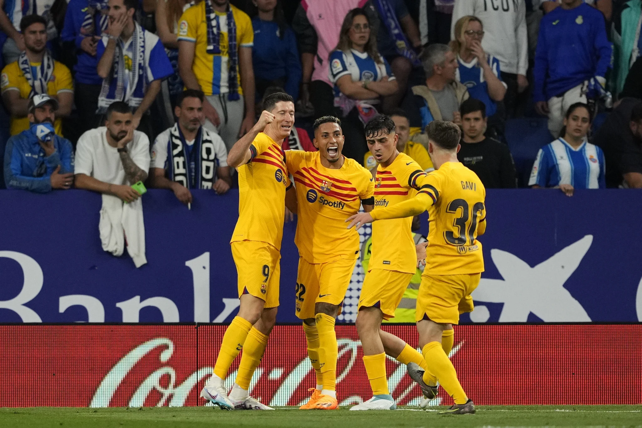 Espanyol'u 4-2 yenen Barcelona, puanını 85'e yükselterek bitime 4 hafta kala şampiyonluğunu ilan etti.