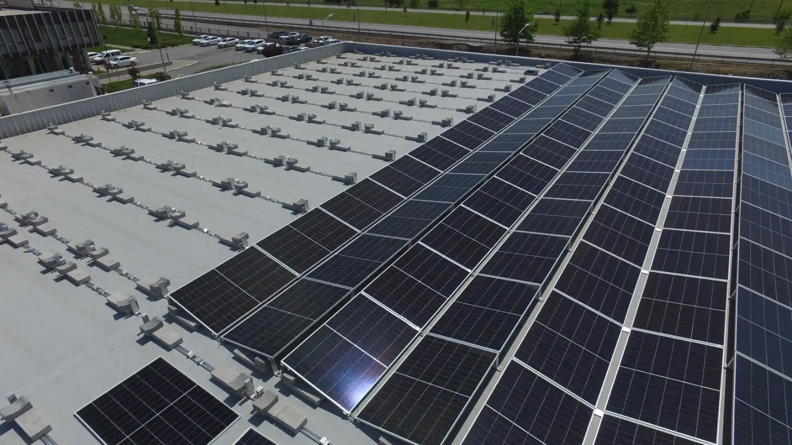 Balıkesir Büyükşehir Belediyesi, 10 bin metrekarelik Çayırhisar Yerleşkesi’nin çatısına güneş enerji santrali kuruyor.