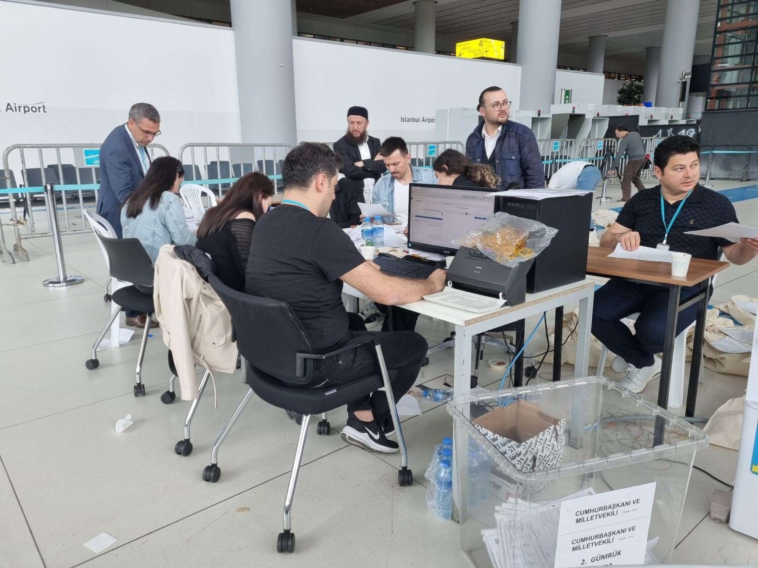 Cumhurbaşkanlığı ve 28. Dönem Milletvekili Genel Seçimi kapsamında yurt dışı seçmen kütüğüne kayıtlı vatandaşların İstanbul Havalimanı’nda kullandıkları oyların sayılma işlemi tamamlandı. Kemal Kılıçdaroğlu 9 bin 511, Recep Tayyip Erdoğan ise 8 bin 1 oy aldı.