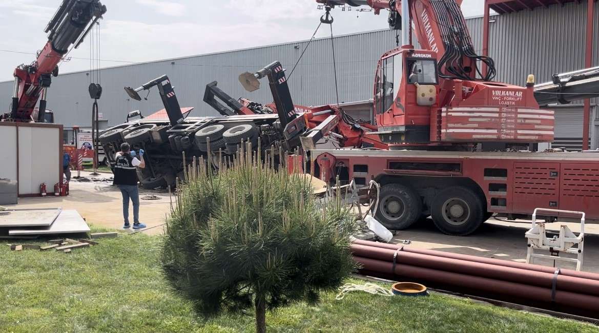 Bursa'da bir fabrikada yük indirmek için kullanılan vincin devrilmesi sonucu altında kalan 3 işçiden biri hayatını kaybederken diğer 2'si ağır şekilde yaraladı.
