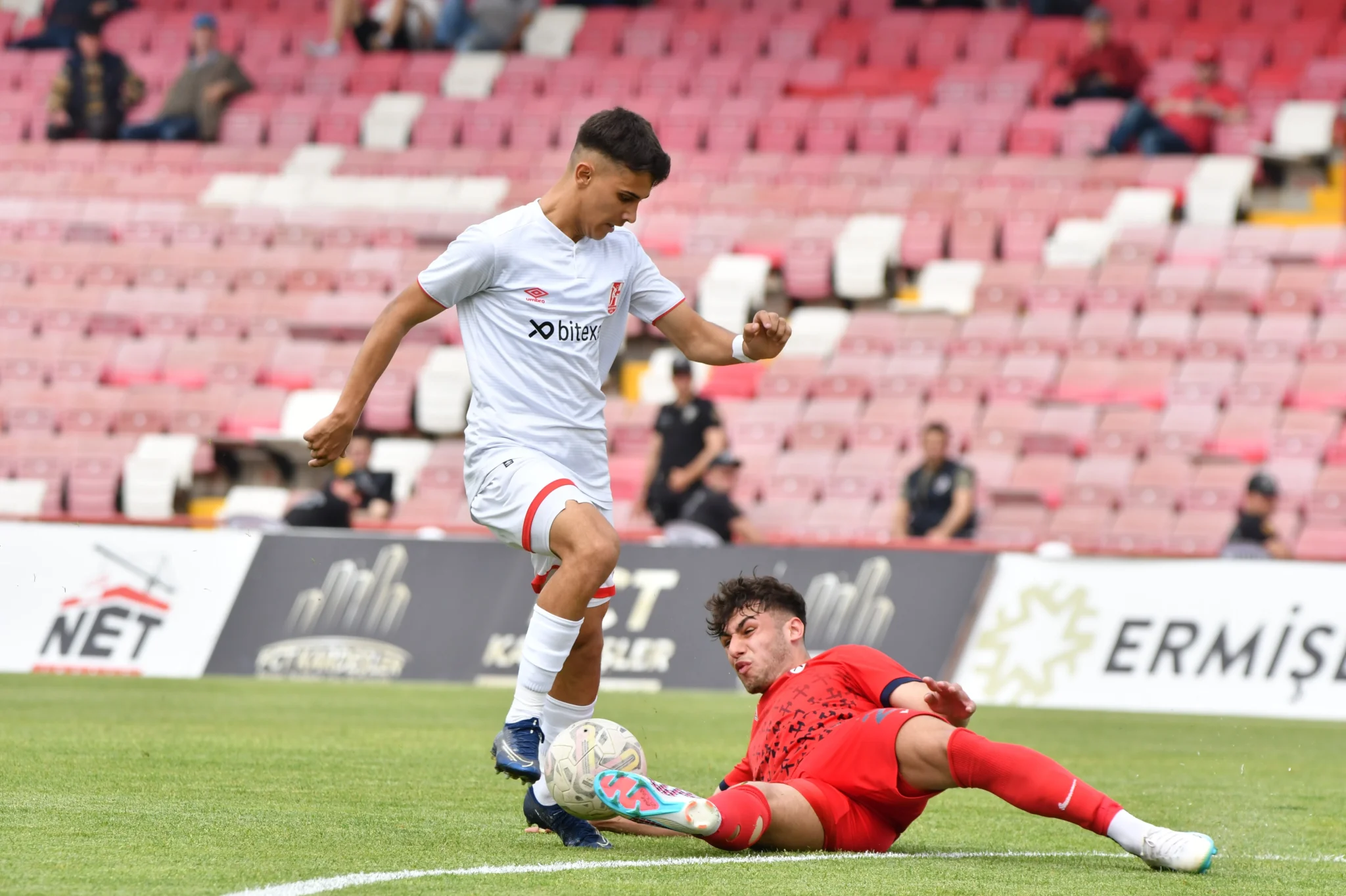 TFF 2. Lig Kırmızı Grup 37. haftasında Balıkesirspor evinde karşılaştığı Zonguldak Kömürspor ile 3-3 berabere kaldı.