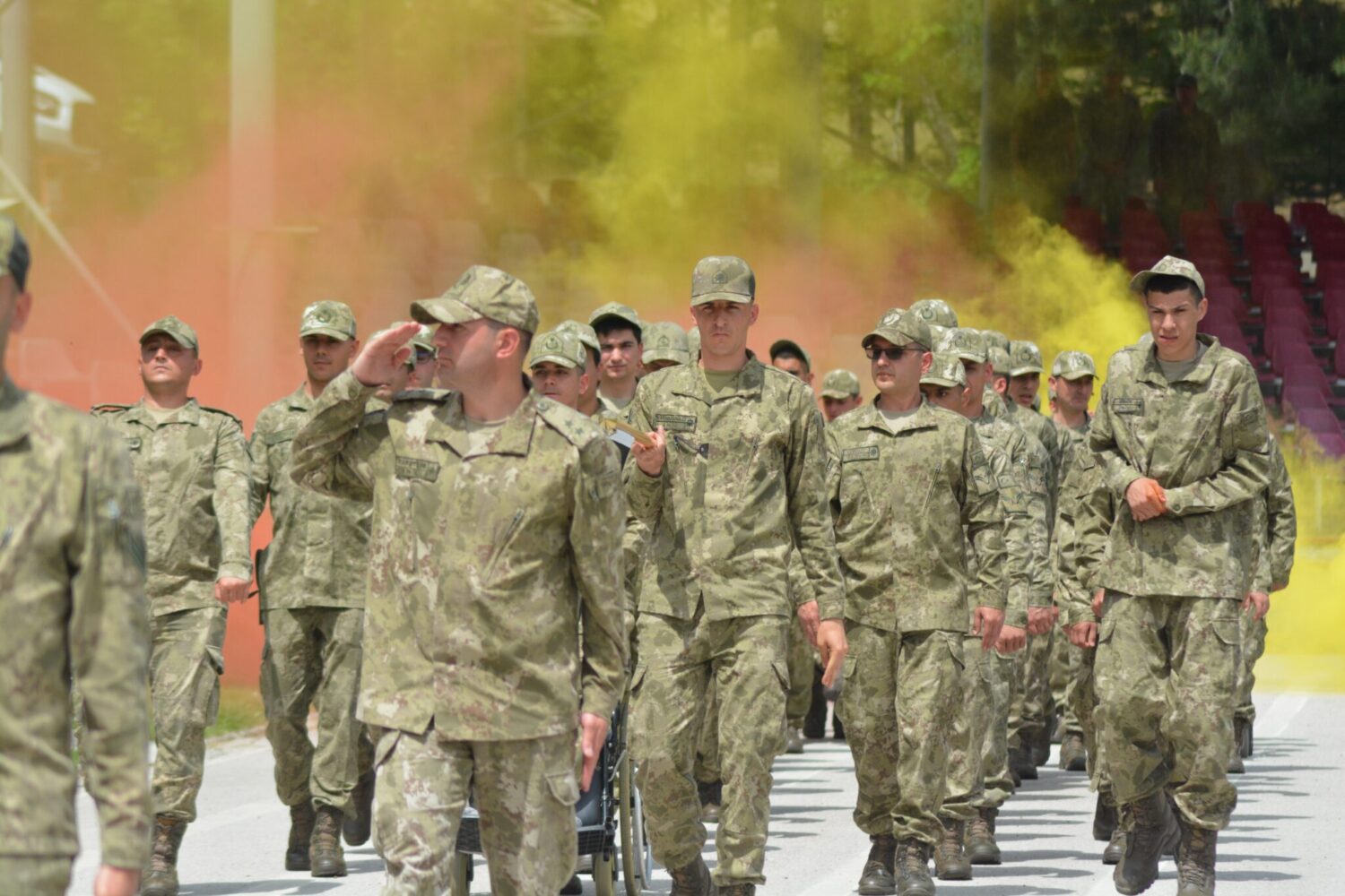 Balıkesir'de engelli gençler bir günlüğüne asker kıyafetlerini giydi, silahla ateş etti. Gençlerin aileleri ise duygu dolu anlar yaşadı.