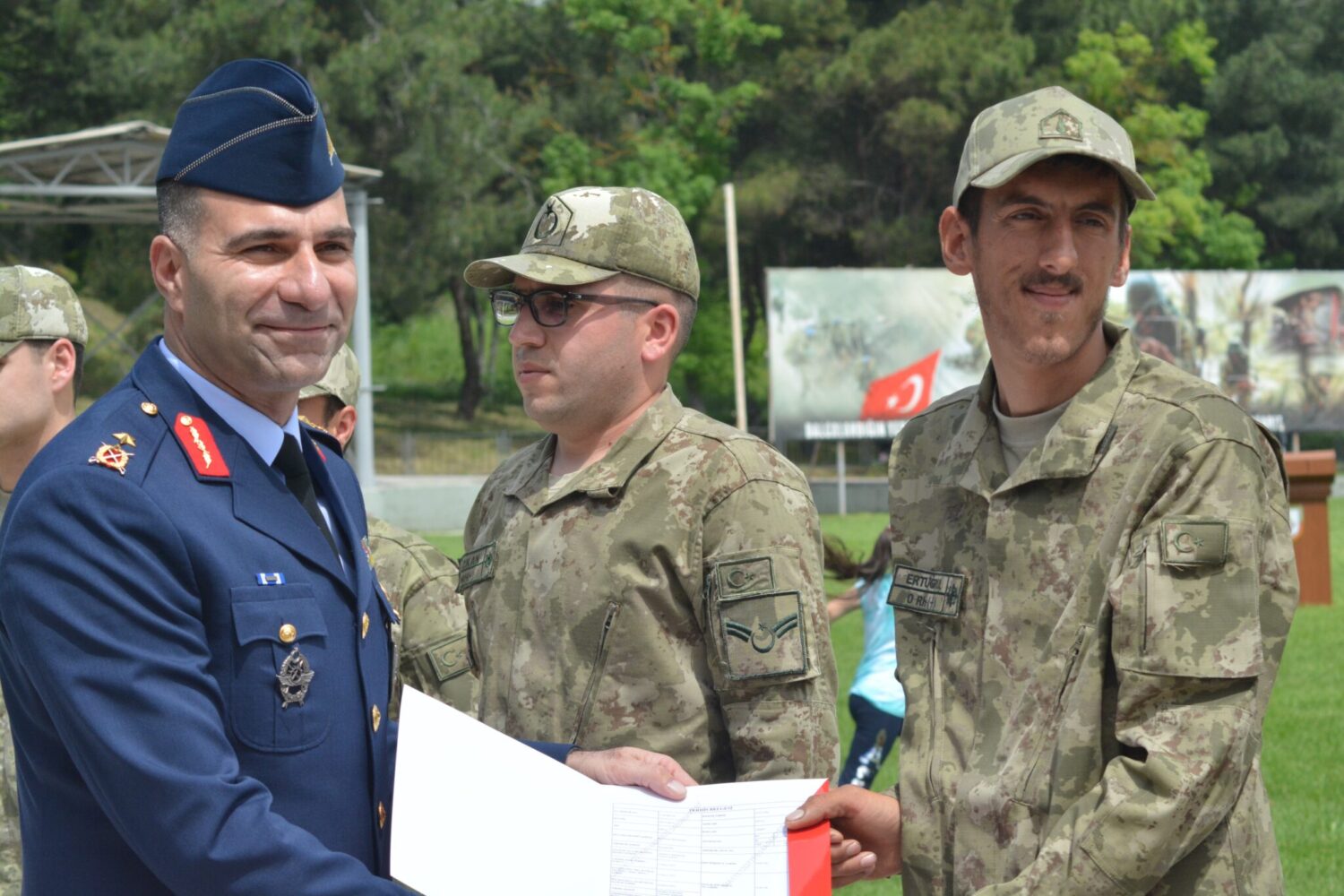 Balıkesir'de engelli gençler asker kıyafetlerini giydi, silahla ateş etti. Bir günlük askerlik heyecanı yaşayan engelli gençler gurur, aileleri ise duygu dolu anlar yaşadı. Kara Kuvvetleri Komutanlığı'na bağlı Balıkesir Bakım, Mühimmat Okulu ve Eğitim Merkezi Komutanlığı tarafından engelli gençler için temsili askerlik töreni düzenlendi. 28 engelli gencin heyecanına Balıkesir Vali Yardımcısı İrfan Demiröz, 9. Ana Jet Üs ve Garnizon Komutanı, Bakım Okulu Komutanı, Kara Asb MYO Komutanı ortak oldu. Sabah saatlerinde Komutanlığa gelen askerlere kıyafetleri verilirken, hepsi asker traşı oldu. Ardından tören alanına gelen askerler silahla ateş etti. Yemin töreninde ise askerlerin aileleri duygu dolu anlar yaşadı. Silah ve Türk Bayrağı üzerine yemin eden askerlerin heyecanı dikkatlerden kaçmadı. Törende il protokolü, temsili tezkerelerini alan askerlere hayırlı olsun temennisinde bulundu. Tören engelli gençlerin resmi geçit töreni ile sona ererken, il protokolü askerlere temsili tezkere belgelerini sundu.