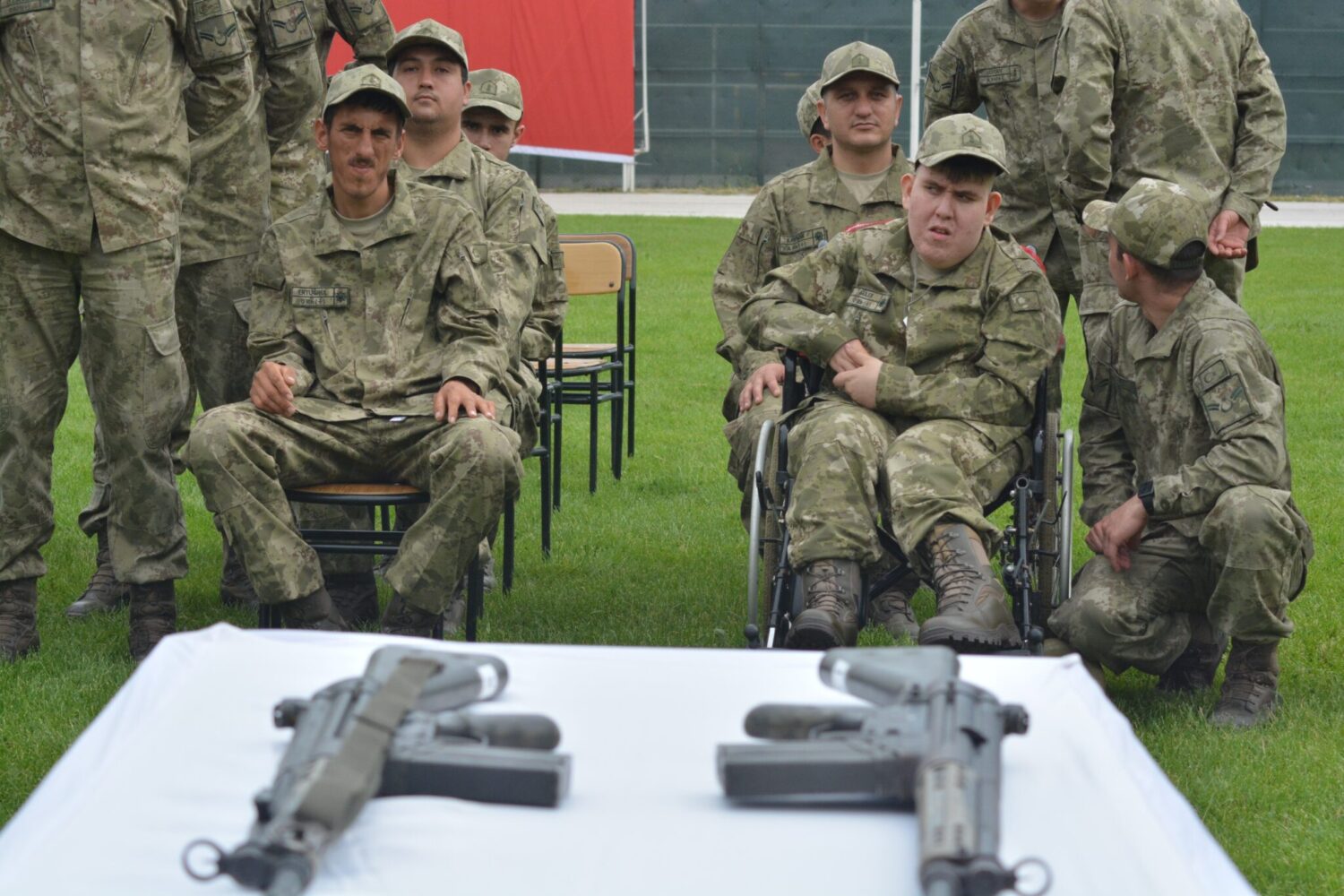 Balıkesir'de engelli gençler asker kıyafetlerini giydi, silahla ateş etti. Bir günlük askerlik heyecanı yaşayan engelli gençler gurur, aileleri ise duygu dolu anlar yaşadı. Kara Kuvvetleri Komutanlığı'na bağlı Balıkesir Bakım, Mühimmat Okulu ve Eğitim Merkezi Komutanlığı tarafından engelli gençler için temsili askerlik töreni düzenlendi. 28 engelli gencin heyecanına Balıkesir Vali Yardımcısı İrfan Demiröz, 9. Ana Jet Üs ve Garnizon Komutanı, Bakım Okulu Komutanı, Kara Asb MYO Komutanı ortak oldu. Sabah saatlerinde Komutanlığa gelen askerlere kıyafetleri verilirken, hepsi asker traşı oldu. Ardından tören alanına gelen askerler silahla ateş etti. Yemin töreninde ise askerlerin aileleri duygu dolu anlar yaşadı. Silah ve Türk Bayrağı üzerine yemin eden askerlerin heyecanı dikkatlerden kaçmadı. Törende il protokolü, temsili tezkerelerini alan askerlere hayırlı olsun temennisinde bulundu. Tören engelli gençlerin resmi geçit töreni ile sona ererken, il protokolü askerlere temsili tezkere belgelerini sundu.