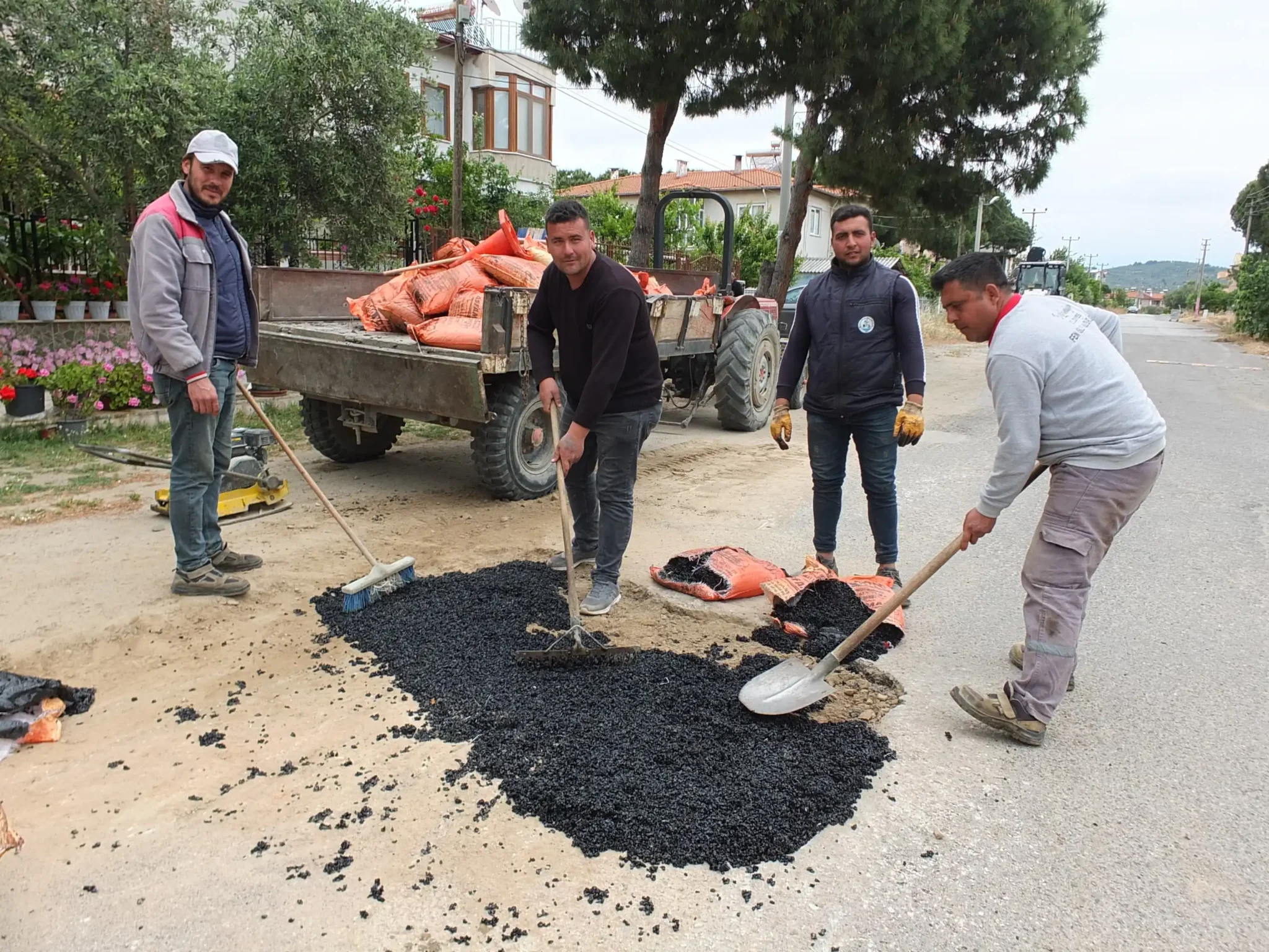 Burhaniye ilçesinde, yaz aylarının gelmesiyle birlikte Belediye ekipleri asfalt tamirlerine başladı.