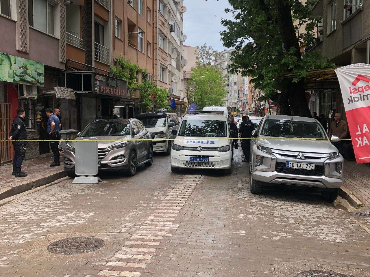 Balıkesir'in Bandırma ilçesinde, iki taraf arasında çıkan tartışmada 1 kişi silahla vurularak yaralandı.
