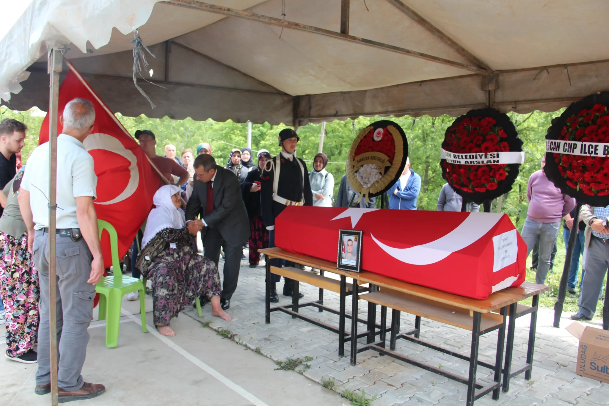 Kahramanmaraş'ta vatani görevi sırasında kalp krizi geçirip kaldırıldığı hastanede hayatını kaybeden Jandarma Er Selçuk Sarıkaya, memleketinde son yolculuğuna uğurlandı.