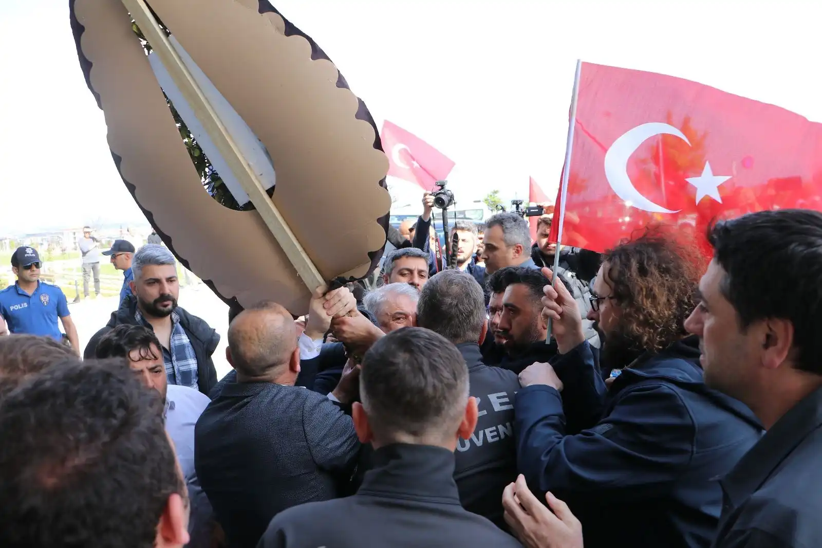 Tekirdağ'da depremzedelerin tahliye edilmesi kararına yönelik tepkiler artarak devam ediyor.