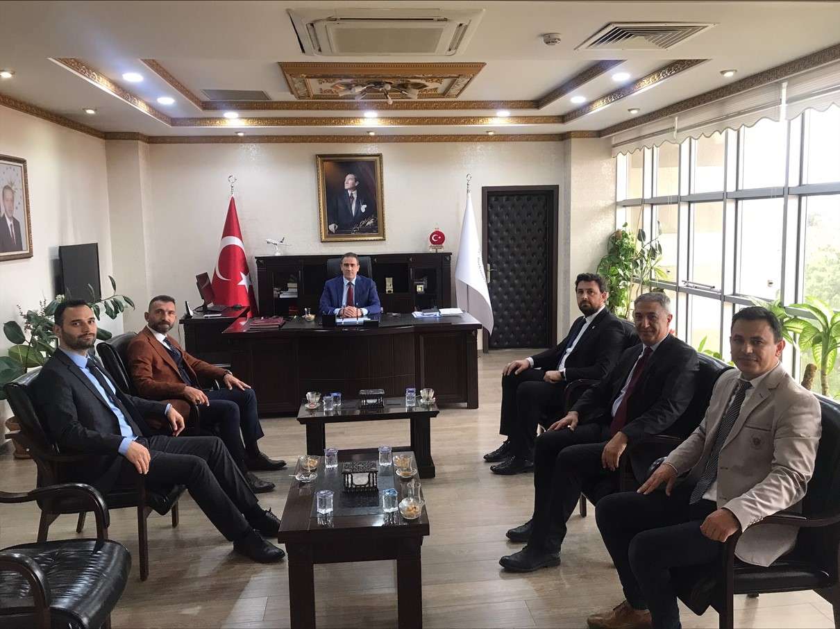 Kaymakam İlyas Memiş’i, Burhaniye Uygulamalı Bilimler Fakültesi Dekanı Prof. Dr. M.Oğuzhan İlban makamında ziyaret etti.