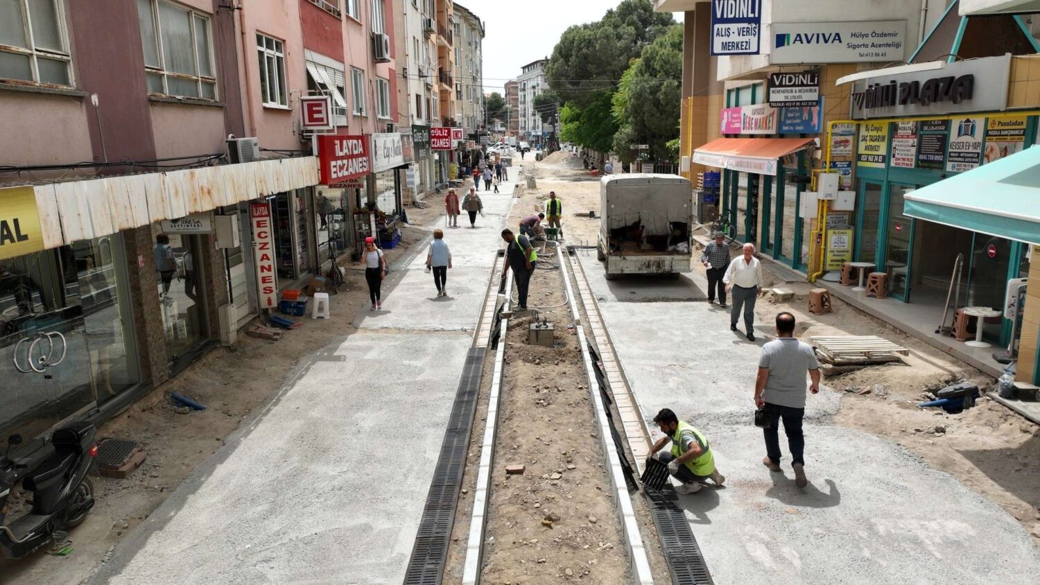 Balıkesir'in Burhaniye İlçesi merkezinde yer alan ve birçok esnafın bulunduğu Ali Çetinkaya Caddesi ve caddeye bağlı Mithat Paşa, Şevket Hoca ve Pasaj Sokaklarını kapsayan “Ali Çetinkaya Yayalaştırma Projesinin” 1. Etabının tamamlanması için ekipler eş zamanlı olarak çalışmalarına devam ediyor.
