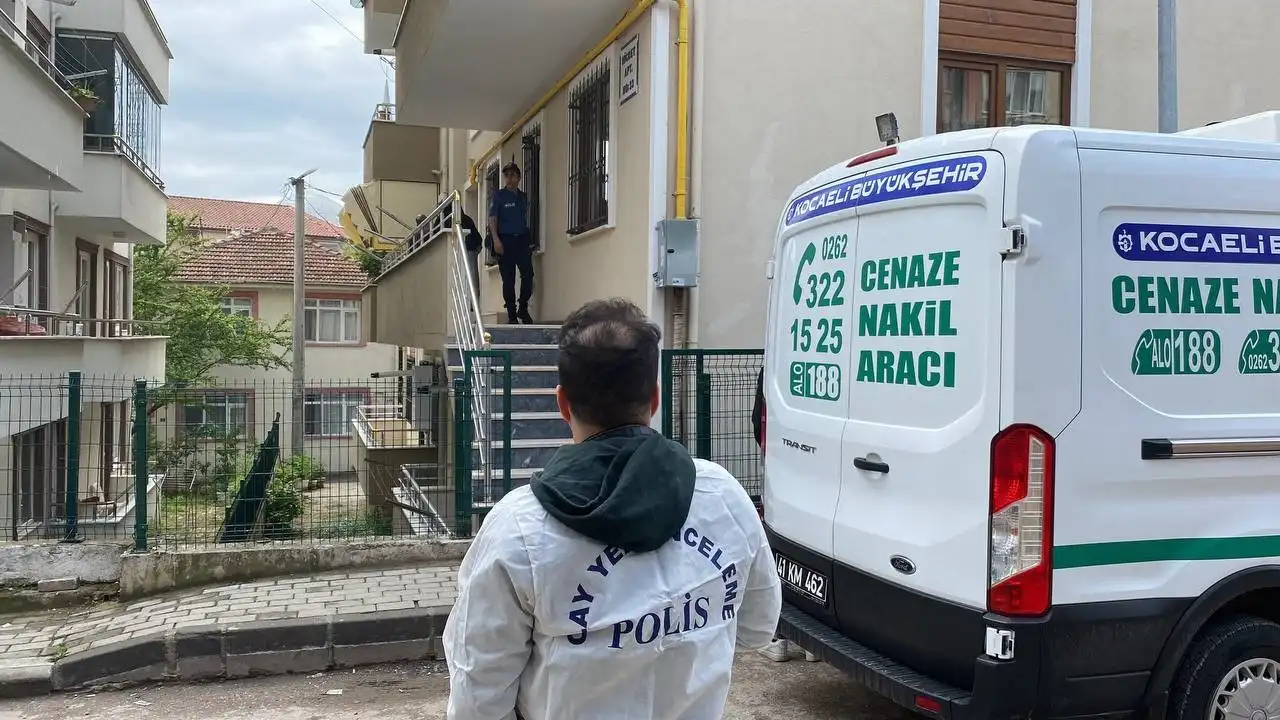 Kocaeli'nin İzmit ilçesinde 45 yaşındaki kadın, evinin banyosunda oğlu tarafından ölü bulundu.