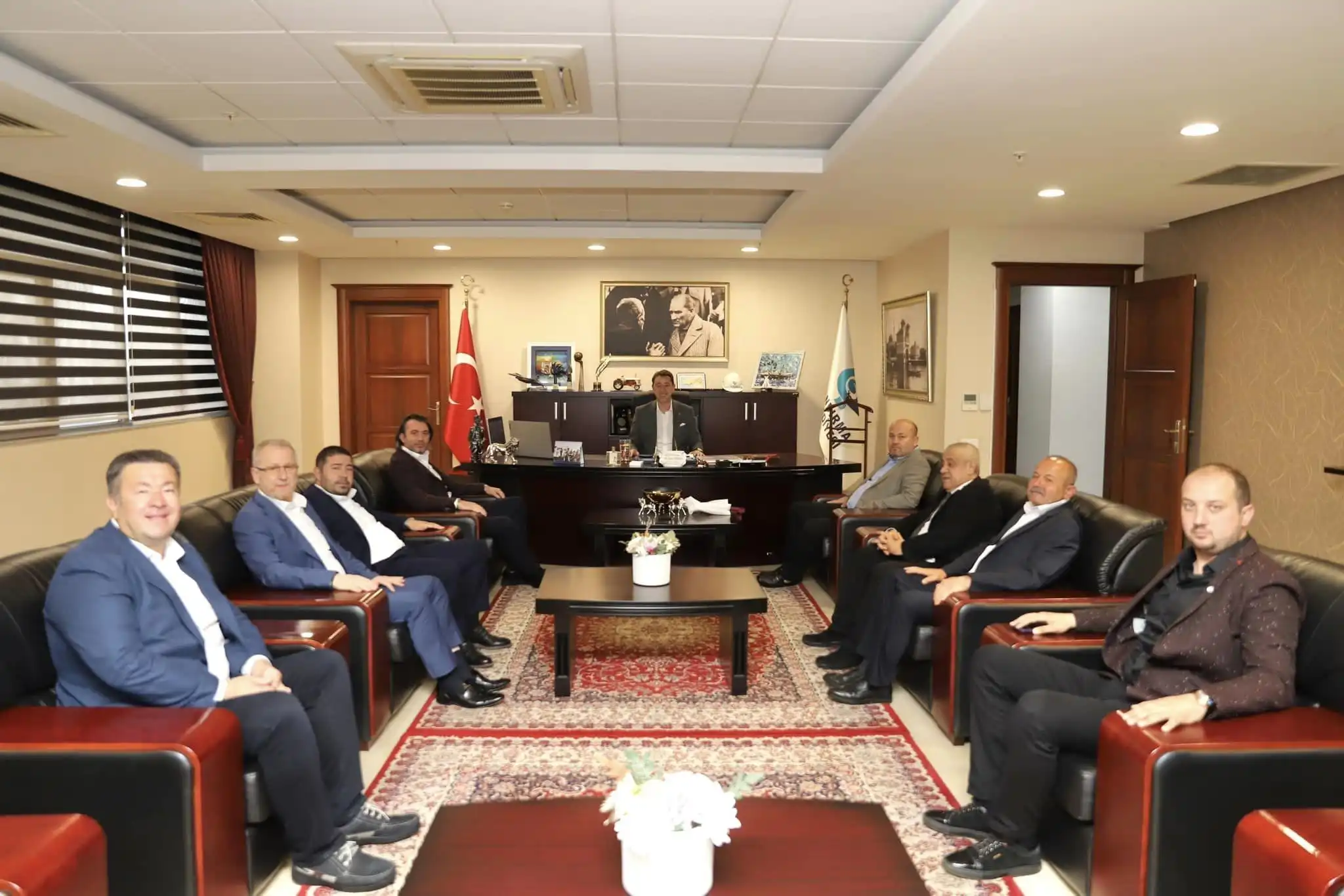 Bandırmaspor, geçtiğimiz günlerde gerçekleştirdiği seçimli genel kurulun ardından yeni yönetimiyle göreve başlayan Başkan Onur Göçmez ve yönetim kurulu ekibi, Belediye Başkanı Av. Tolga Tosun'u ziyaret etti.