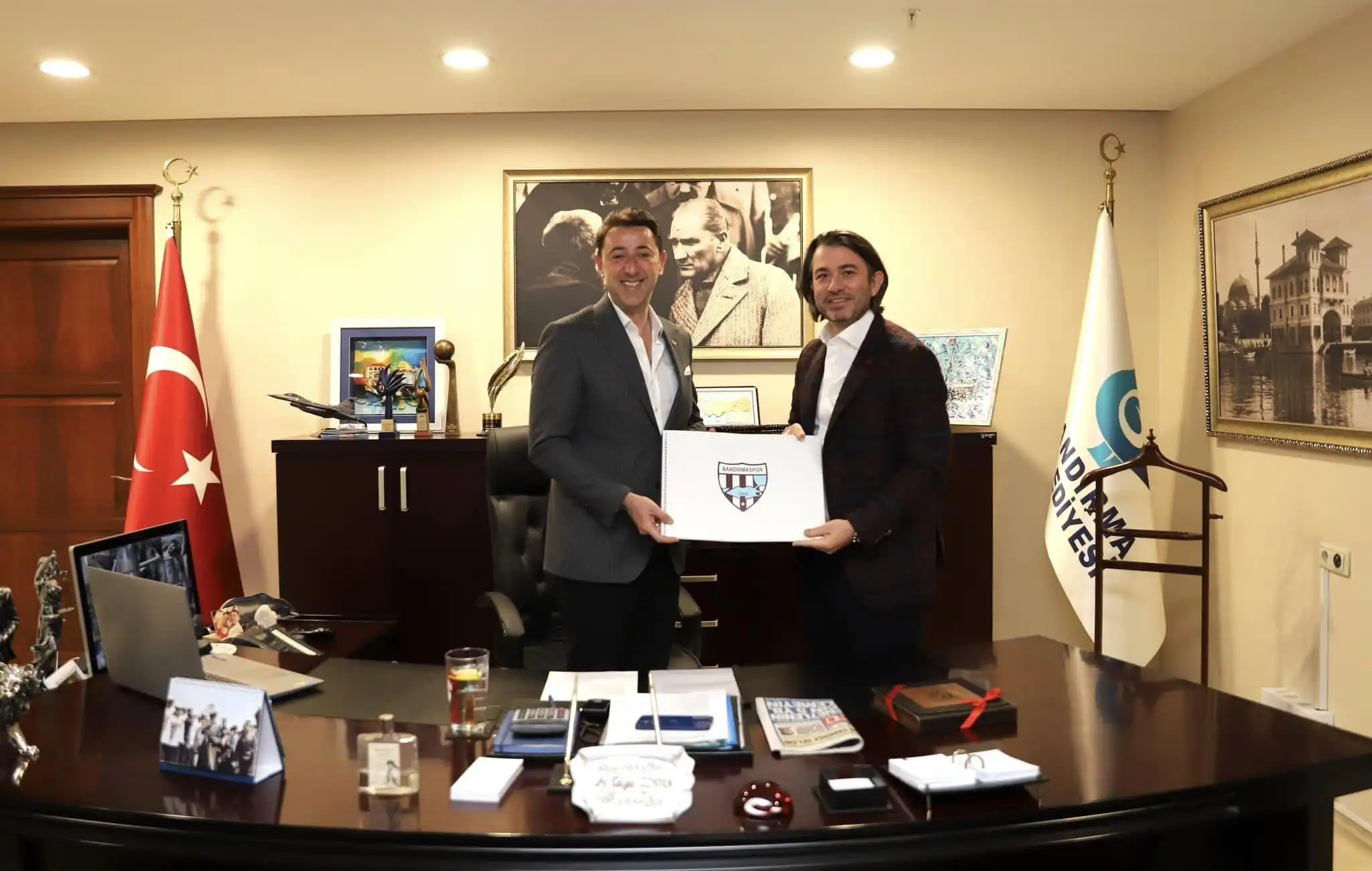 Bandırmaspor, geçtiğimiz günlerde gerçekleştirdiği seçimli genel kurulun ardından yeni yönetimiyle göreve başlayan Başkan Onur Göçmez ve yönetim kurulu ekibi, Belediye Başkanı Av. Tolga Tosun'u ziyaret etti.