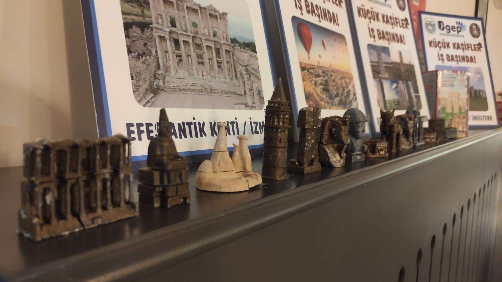 Balıkesir’in Bandırma ilçesinde ilkokul öğrencileri 18 Mayıs Uluslararası Müze Günü dolayısıyla Bandırma Müzesi'nde arkeologlar eşliğinde kazı çalışması gerçekleştirdiler.
