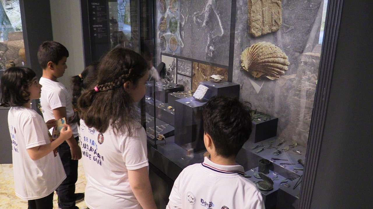 Balıkesir’in Bandırma ilçesinde ilkokul öğrencileri 18 Mayıs Uluslararası Müze Günü dolayısıyla Bandırma Müzesi'nde arkeologlar eşliğinde kazı çalışması gerçekleştirdiler.