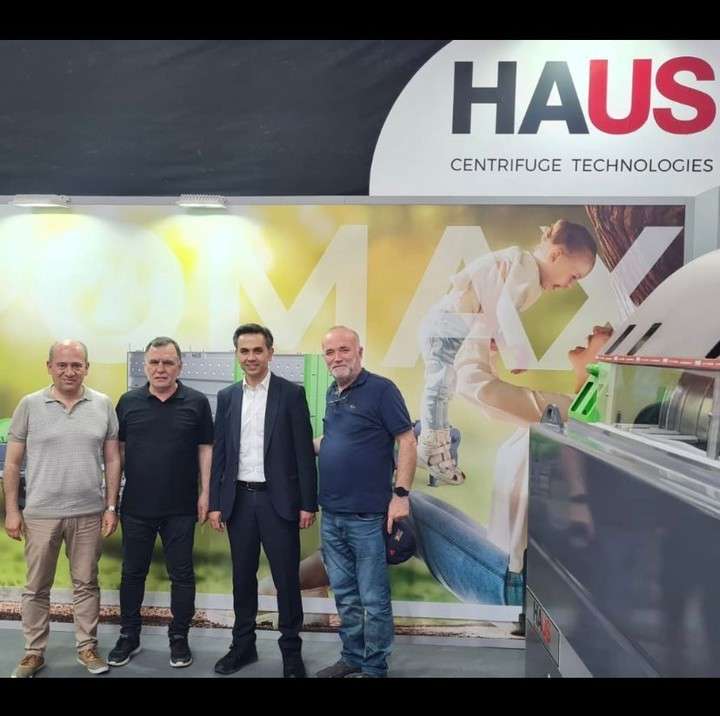 Balıkesir’in Edremit Ticaret Odası (ETO) Yönetim Kurulu Başkanı Ahmet Çetin ve Meclis Başkanı Bayram Kayahan İspanya’da düzenlenen Expoliva 2023 Uluslararası Zeytinyağı Fuarına katıldılar. Ferhatoğlu Grup CEO ‘su Murat Küçükçakır’ın teknik rehberliğinde gerçekleşen ziyarette fuar organizasyonun yanı sıra farklı zeytin işletmelerine, zeytin araştırma enstitülerine, üretici kooperatiflerine de ziyaretler yapıldı. Fuar sırasında Türk firmalarının stantları ziyaret edildi. Ayrıca İspanya’nı en önemli Zeytin üretim bölgelerinden Baena Bölgesinin Coğrafi İşaret denetleme direktörü Jose Manuel Bajo Prados ile zeytin ve zeytinyağı coğrafi İşareti uygulama ve denetim mekanizmaları ile ilgili çok faydalı bir görüşme yapıldı ve Edremit’e davet edildi.