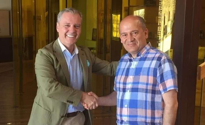 Balıkesir’in Edremit Ticaret Odası (ETO) Yönetim Kurulu Başkanı Ahmet Çetin ve Meclis Başkanı Bayram Kayahan İspanya’da düzenlenen Expoliva 2023 Uluslararası Zeytinyağı Fuarına katıldılar. Ferhatoğlu Grup CEO ‘su Murat Küçükçakır’ın teknik rehberliğinde gerçekleşen ziyarette fuar organizasyonun yanı sıra farklı zeytin işletmelerine, zeytin araştırma enstitülerine, üretici kooperatiflerine de ziyaretler yapıldı. Fuar sırasında Türk firmalarının stantları ziyaret edildi. Ayrıca İspanya’nı en önemli Zeytin üretim bölgelerinden Baena Bölgesinin Coğrafi İşaret denetleme direktörü Jose Manuel Bajo Prados ile zeytin ve zeytinyağı coğrafi İşareti uygulama ve denetim mekanizmaları ile ilgili çok faydalı bir görüşme yapıldı ve Edremit’e davet edildi.