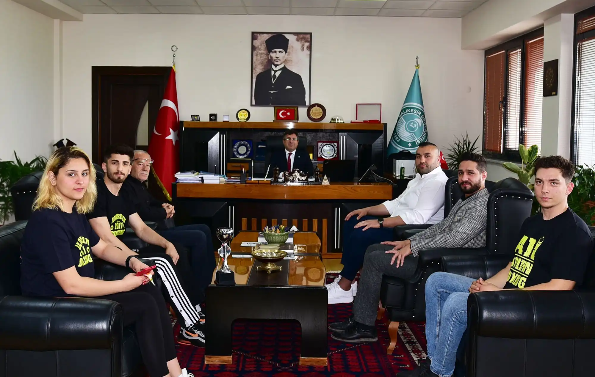 Balıkesir Üniversitesi (BAÜN) Rektörü Prof. Dr. Yücel Oğurlu, Üniversiteler Boks Türkiye Şampiyonasında üniversiteyi başarıyla temsil eden sporcu öğrencilerle bir araya geldi.