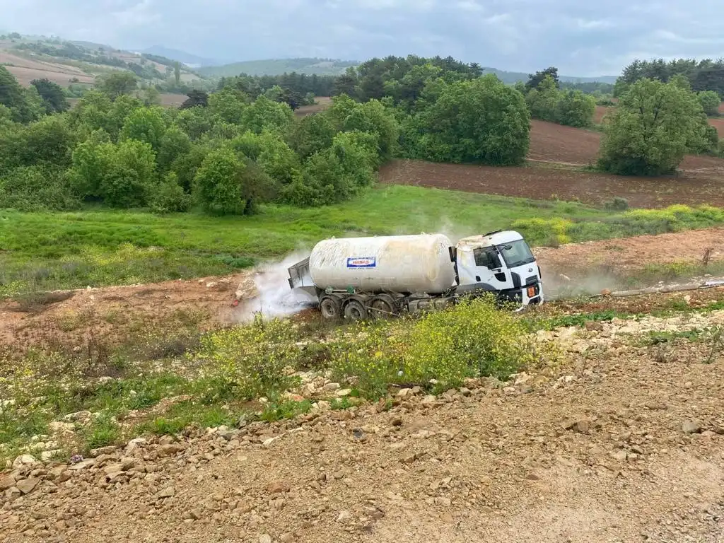 Bilecik'te seyir halinde kontrolden çıkan azot yüklü kamyon şarampole devrildi.