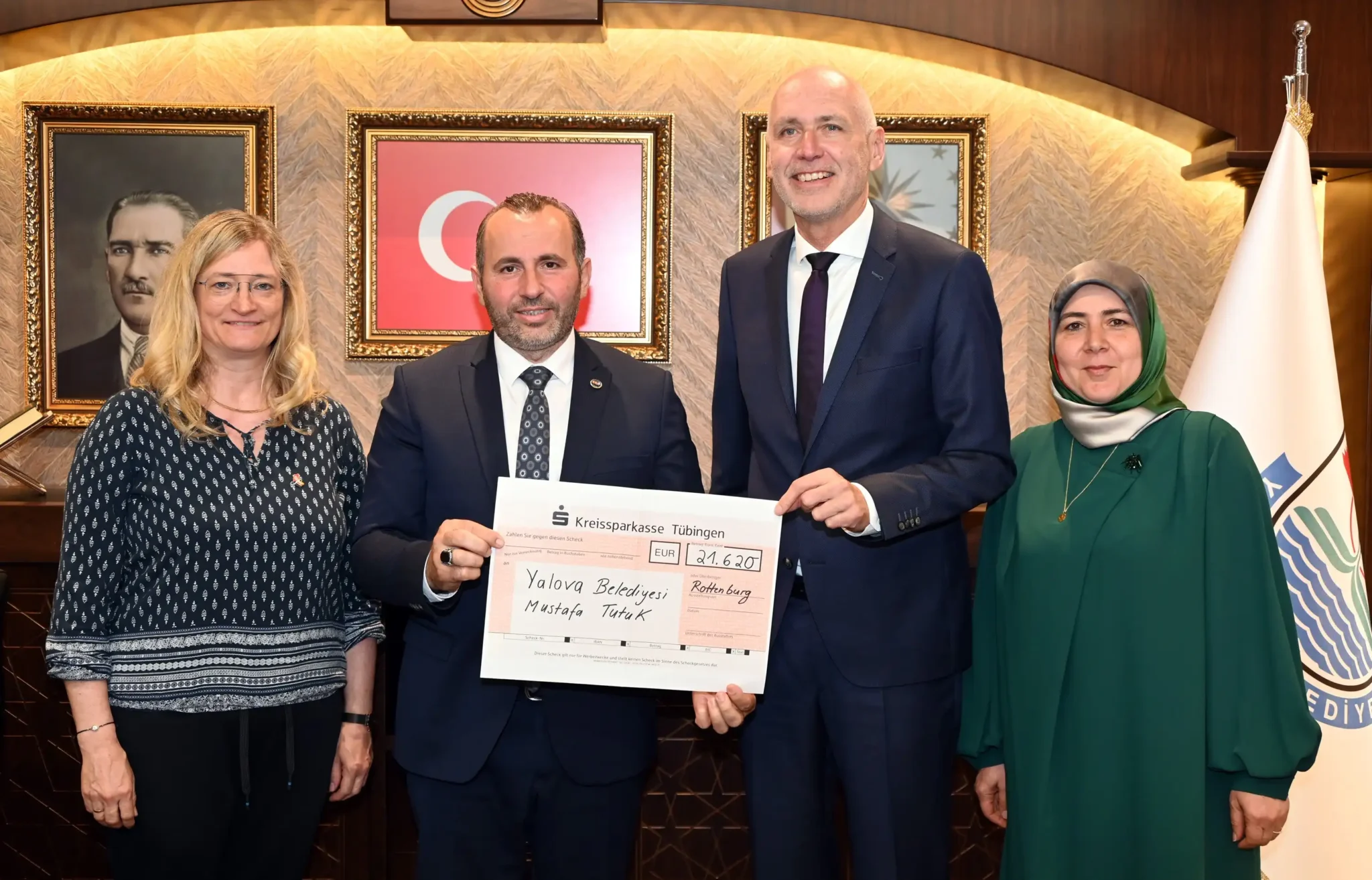Yalova Belediyesi'nin Almanya’dan kardeş şehri Rottenburg’tan gelen heyet, 6 şubatta meydana gelen Kahramanmaraş merkezli depremlerden etkilenen vatandaşların yararına kullanılmak üzere toplanan 21 bin 620 Euro’luk bağış çekini Belediye Başkanı Mustafa Tutuk’a takdim etti.