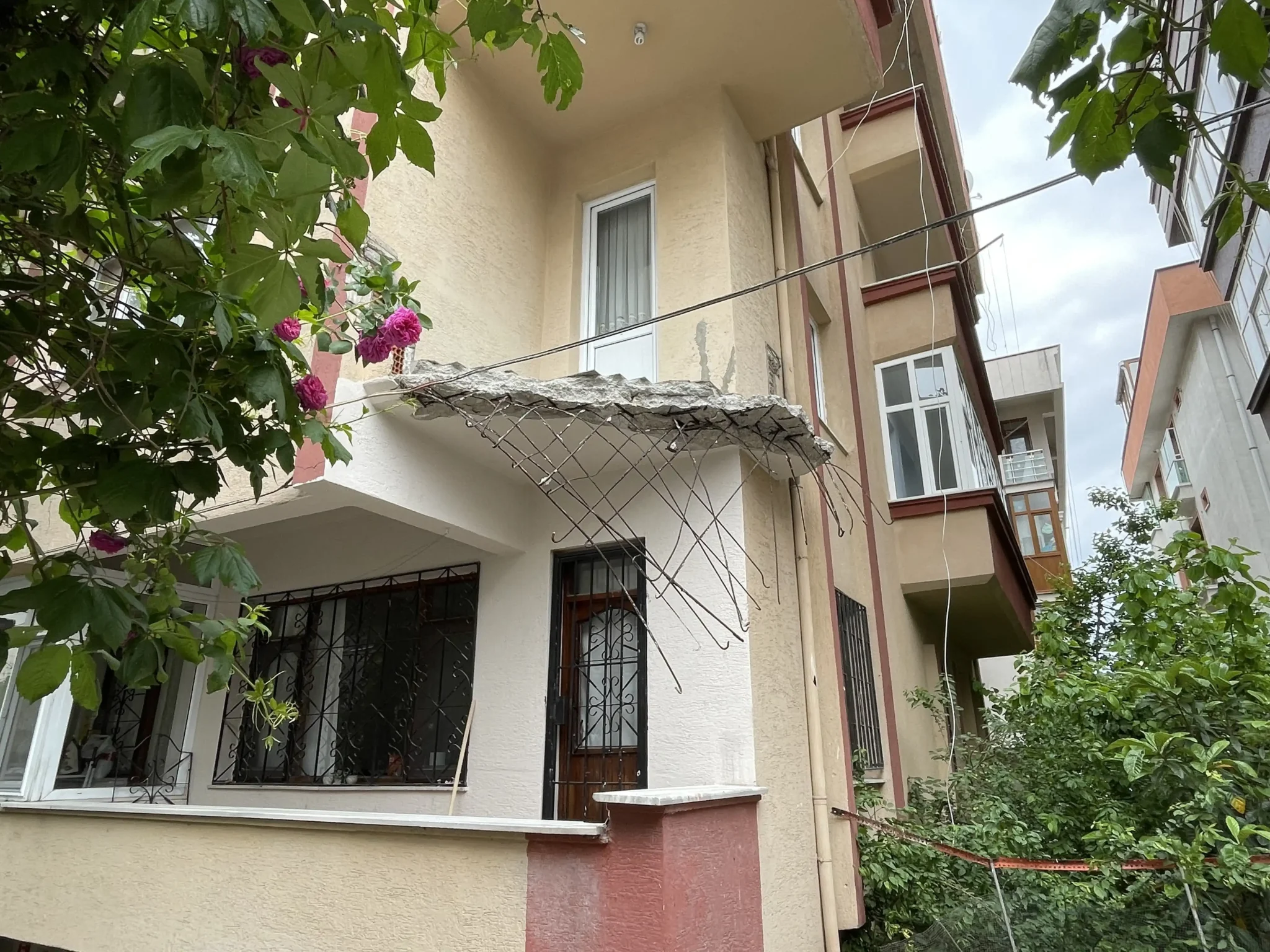 Avcılar'da balkonu çöken 36 yıllık bina, yapılan incelemelerin ardından tahliye edildi.