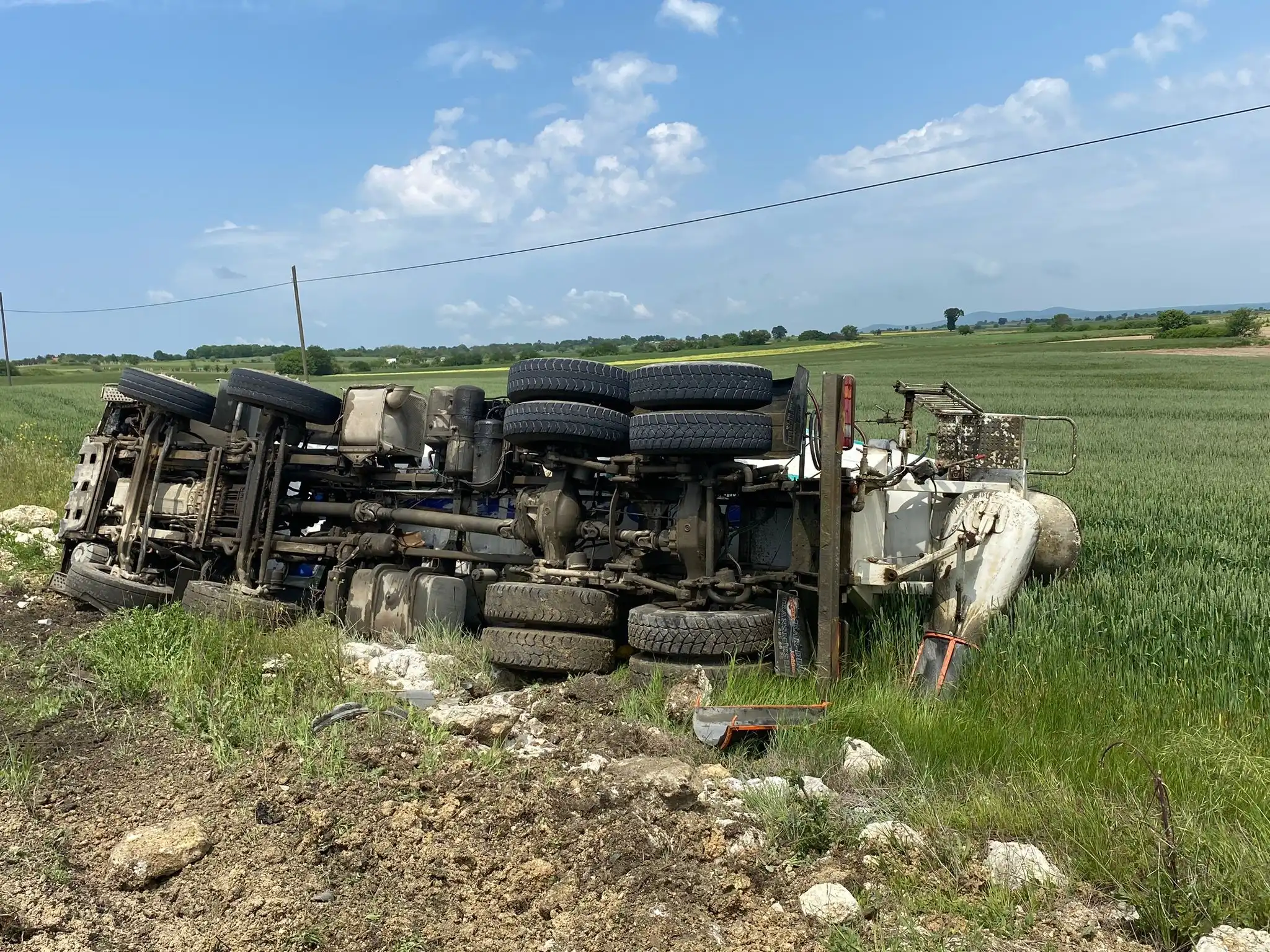 Tekirdağ'da meydana gelen trafik kazasından direksiyonu kilitlenen beton mikseri devrilerek yan yattı.
