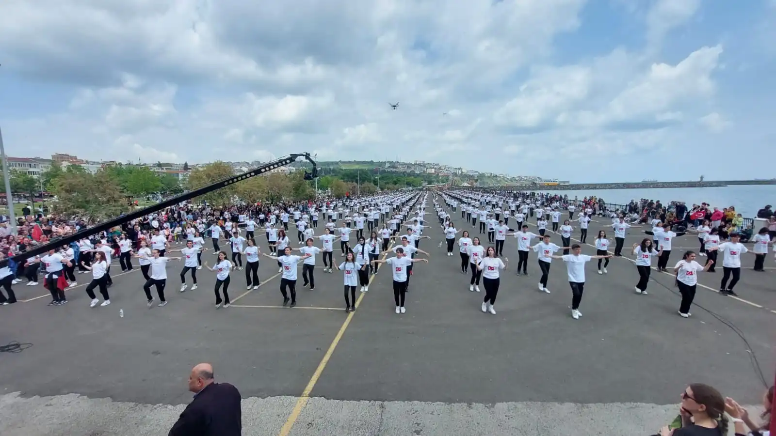 Tekirdağ'da 1919 öğrenci 19 Mayıs Atatürk'ü Anma Gençlik ve Spor Bayramı'nı "Tekirdağ karşılaması" oyunu ile kutlarken, ortaya muhteşem koreografiler ortaya çıktı.