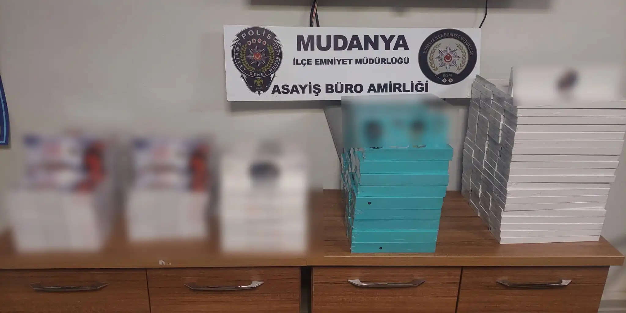 Bursa'nın Mudanya ilçesinde polis ekiplerinin düzenlediği operasyonda 100 bin lira değerinde kaçak elektronik saat ele geçirildi.