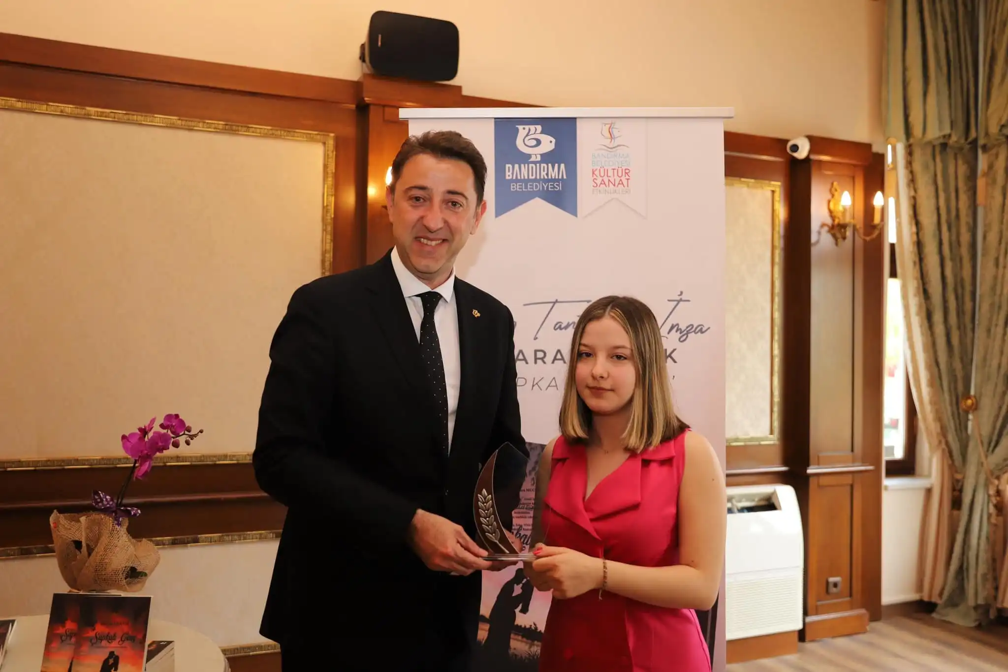 Balıkesir’in Bandırma ilçesinde, 19 Mayıs Atatürk’ü Anma, Gençlik ve Spor Bayramı etkinlikleri çerçevesinde genç yazar Dilara Mucuk’un “Şapkalı Genç” romanının tanıtımı ve imza günü gerçekleştirildi.
