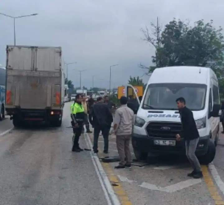 Bursa'nın İnegöl ilçesinde bir kamyonun işçi taşıyan minibüse arkadan çarptığı kazada 7 kişi yaralandı.