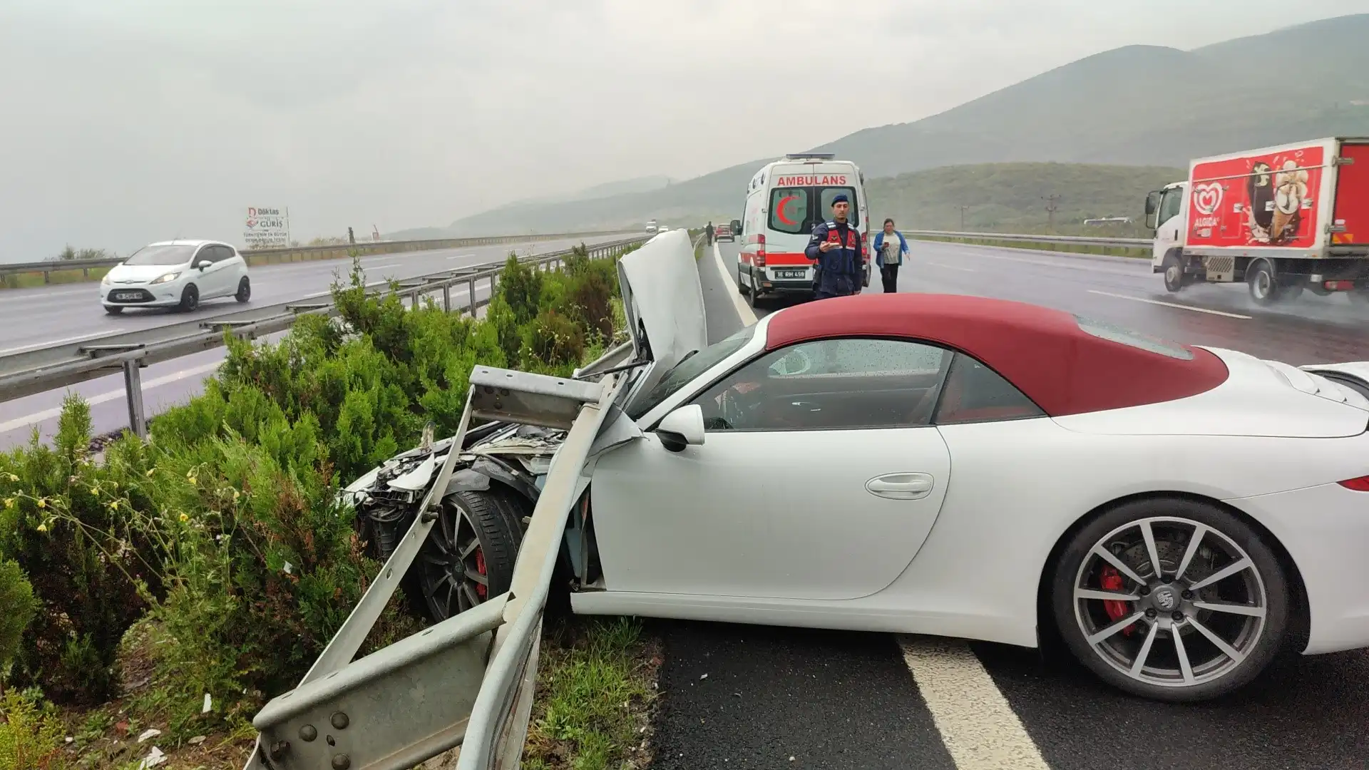 Gebze-Orhangazi-İzmir Otoyolu Orhangazi kavşağı yakınlarında, lüks bir otomobil yağışlı yolda kontrolden çıkarak bariyerlere girdi.