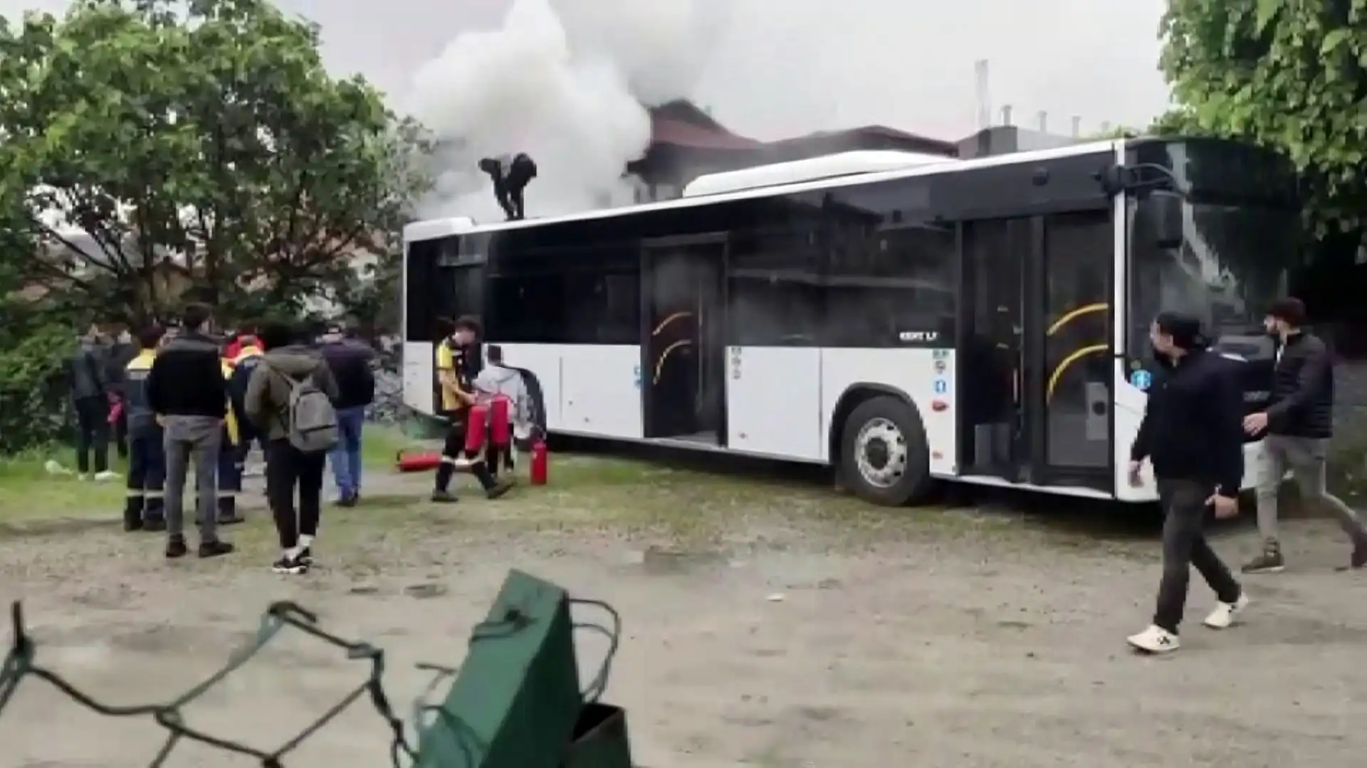 Sakarya’nın Arifiye ilçesinde bulunan Otokar fabrikasının üretmiş olduğu ve sevkiyata hazır otoparkta bekletilen otobüste yangın çıktı.