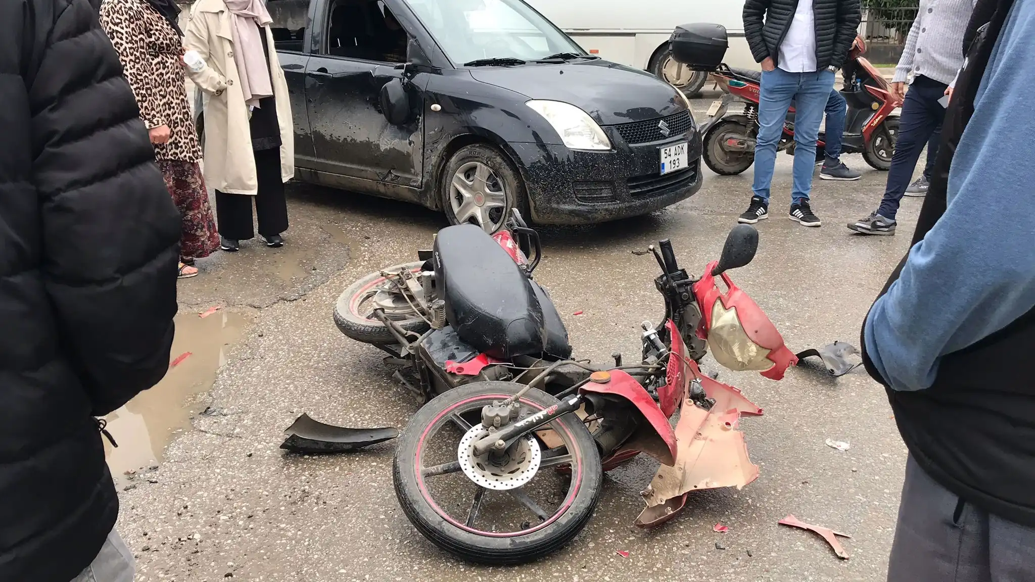 Sakarya'nın Akyazı ilçesinde otomobil ile elektrikli bisikletin çarpıştığı kazada 1 kişi yaralandı.