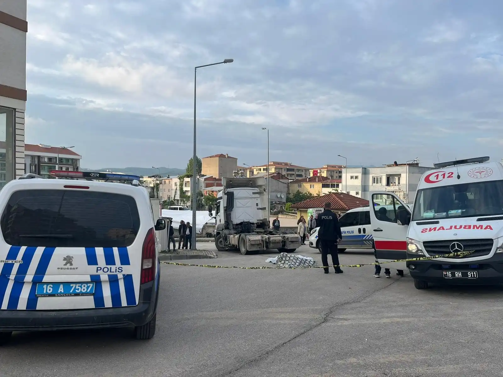 Bursa’da alışveriş yapmak için gittiği pazardan dönen 74 yaşındaki kadın, ara sokakta geri manevra yapan tırın altında kalarak hayatını kaybetti.