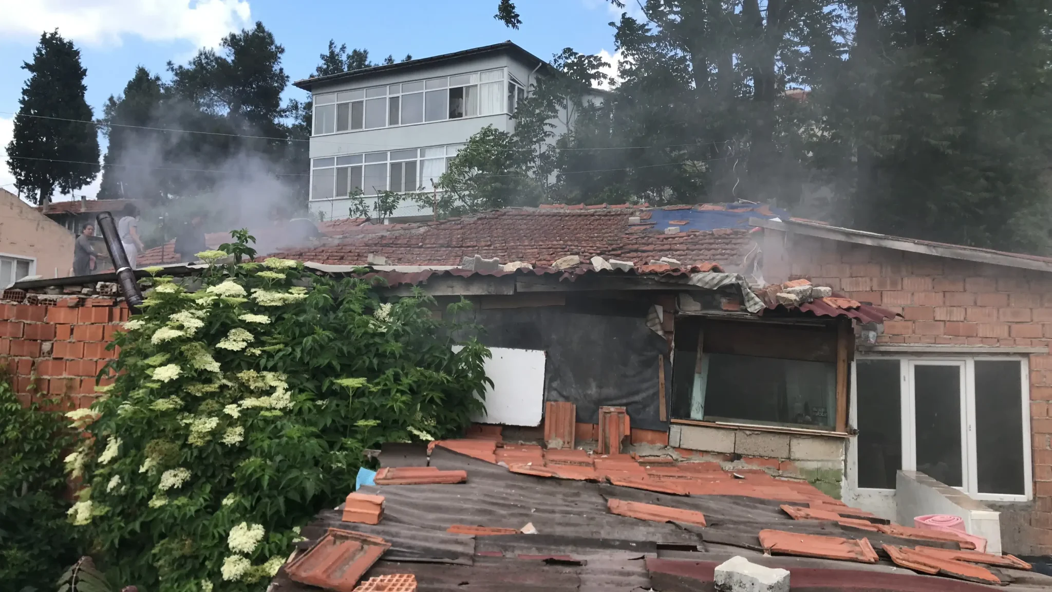Edirne’de çocukları ile birlikte yaşadığı evlerinde çıkan yangın sonrası kendilerini can havliyle dışarı atan kadın, dakikalarca titreyerek yaşadığı şoku atlatmaya çalıştı.