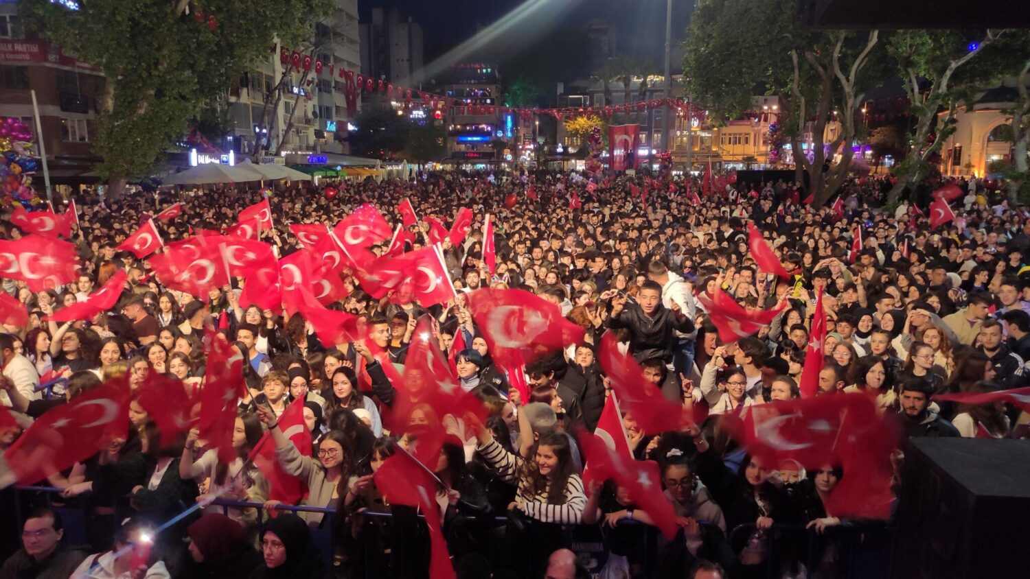 Bandırma Belediyesi, 19 Mayıs Atatürk’ü Anma, Gençlik ve Spor Bayramı etkinlikleri çerçevesinde fener alayı ve konser düzenledi.