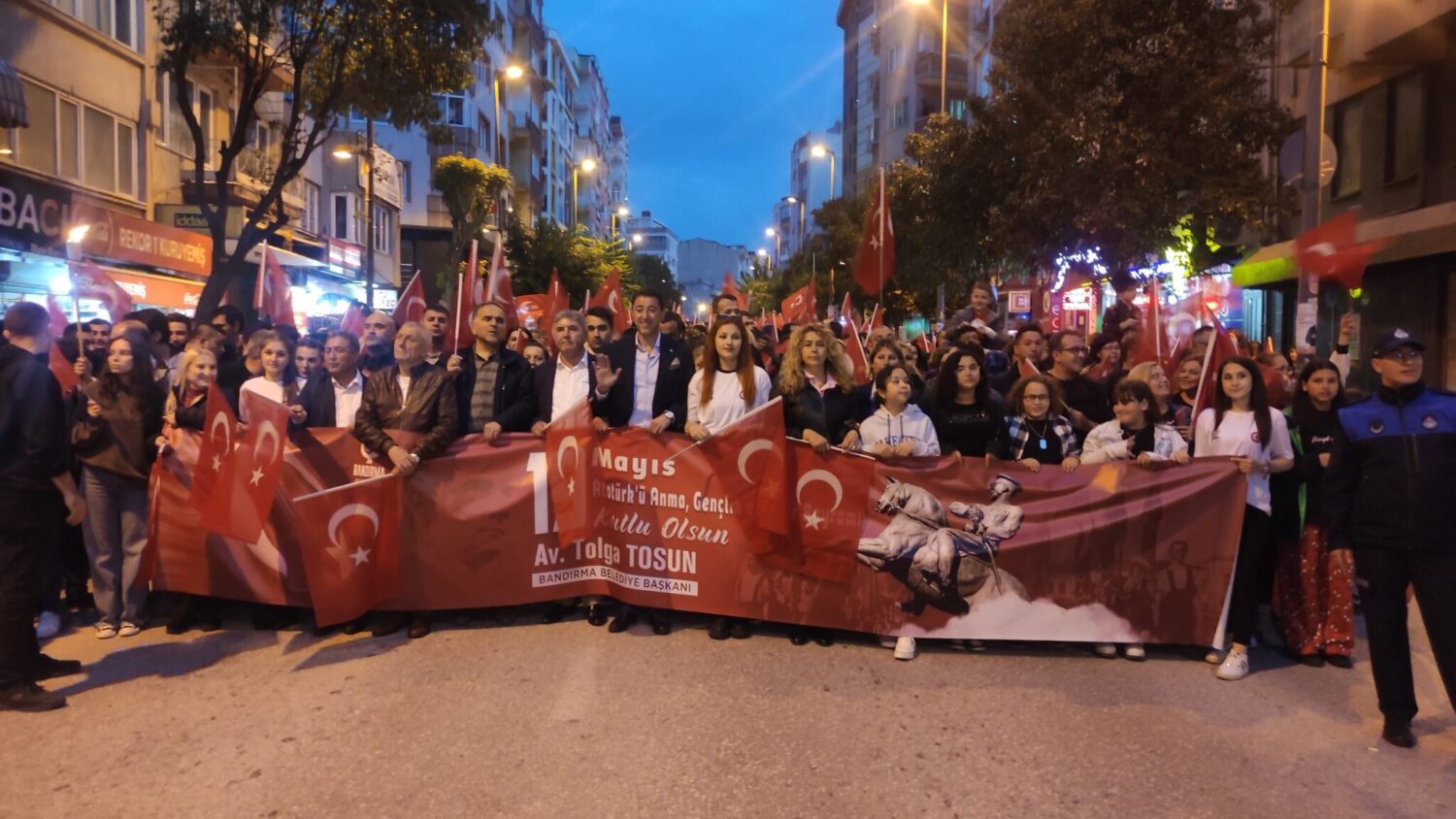 Bandırma Belediyesi, 19 Mayıs Atatürk’ü Anma, Gençlik ve Spor Bayramı etkinlikleri çerçevesinde fener alayı ve konser düzenledi.