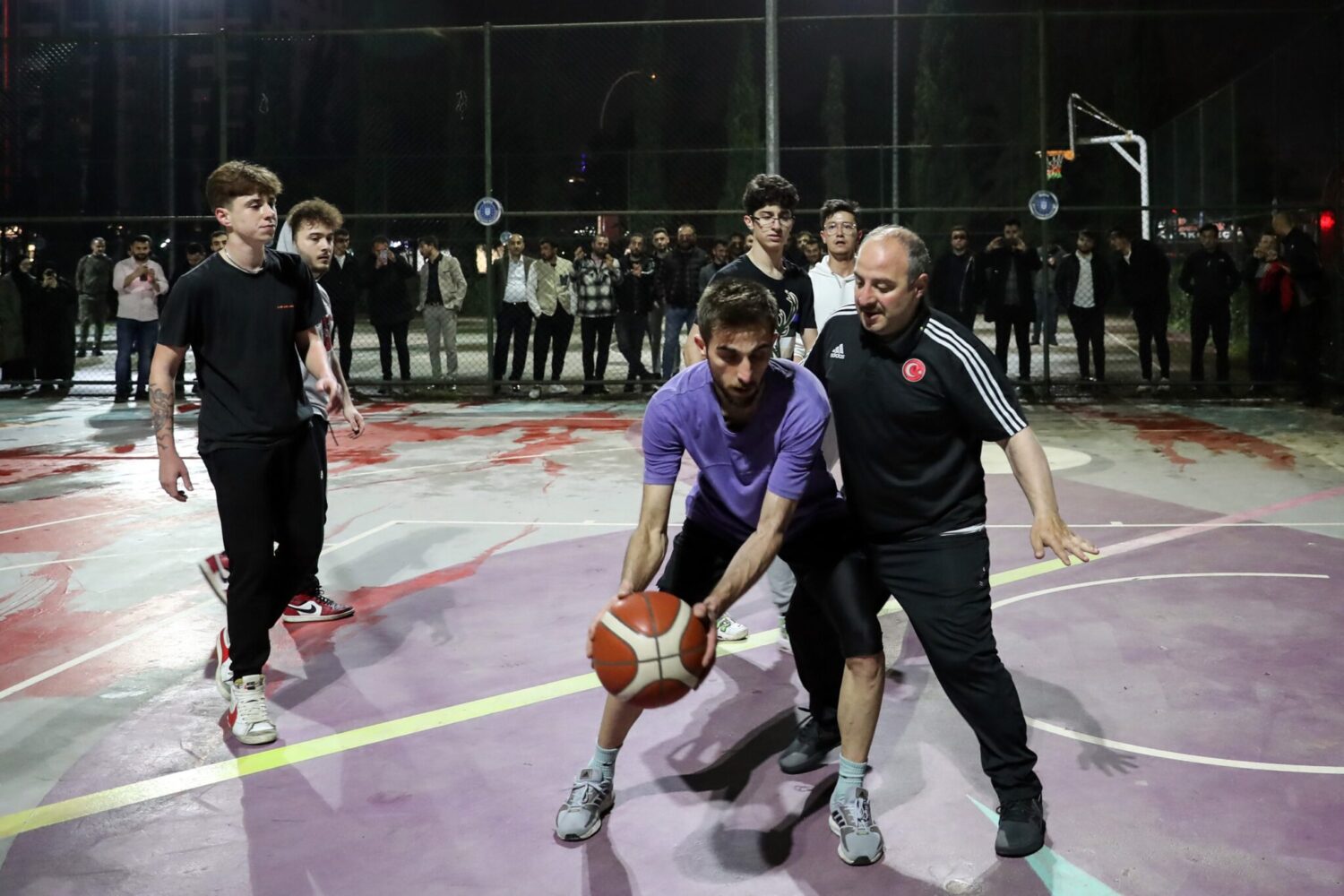 Sanayi ve Teknoloji Bakanı Mustafa Varank, Bursa'da ilk kez oy kullanacak olan gençlerle gece yarısı basketbol oynadı.