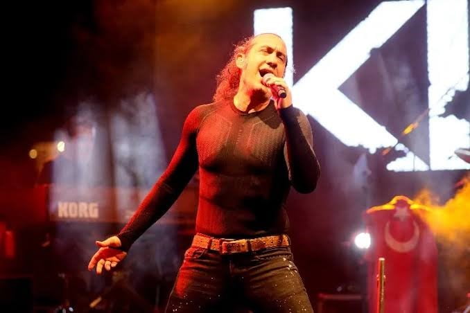 Ünlü Anadolu rock sanatçısı Kıraç, sosyal medya hesabından vatandaşları İznik MHP Belediye Meclis üyesi Oğuz Çetin’in oğlu Arda Çetin’in tedavisi için kök hücre bağışı ve kan bağışı kampanyasına davet etti.