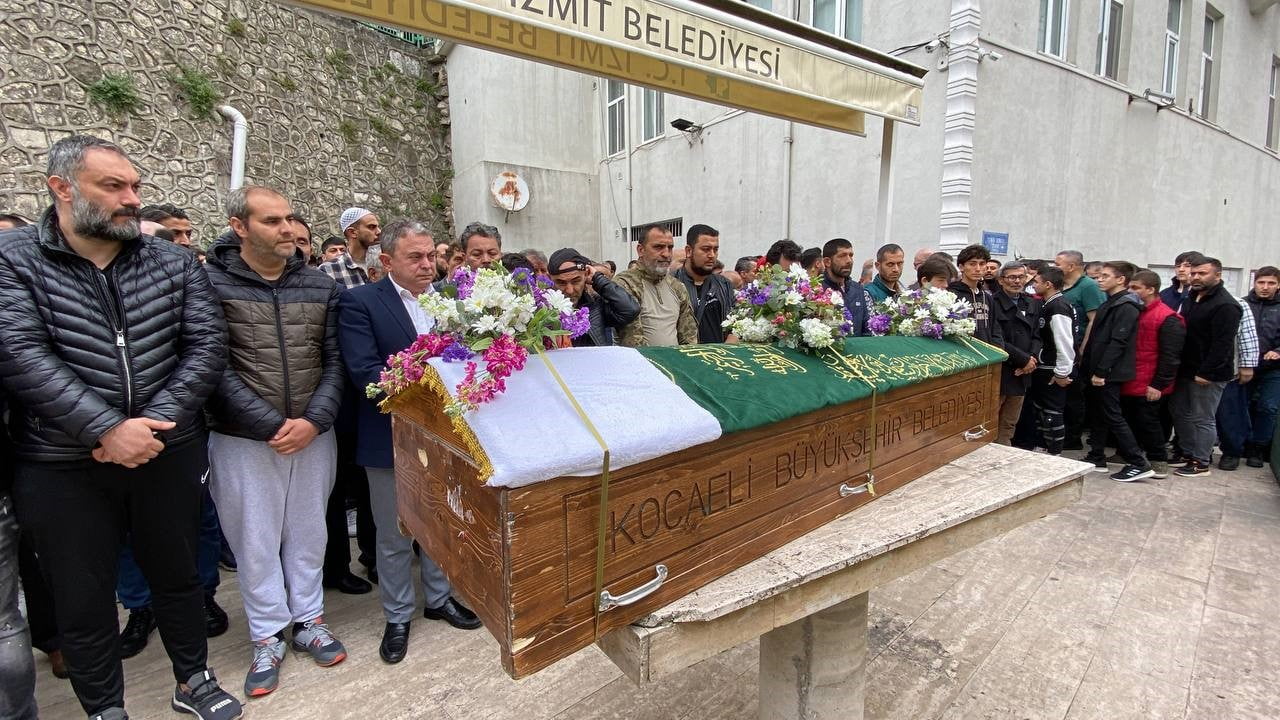 Kocaeli'nin İzmit ilçesinde kız meselesi sebebiyle 5 gün önce çıkan kavgada 3 kişi tarafından feci şekilde darp edilen lise öğrencisi hayatını kaybetti. Tabutu çiçeklerle donatılan 16 yaşındaki Uman Kıvanç, gözyaşları içinde toprağa verildi.