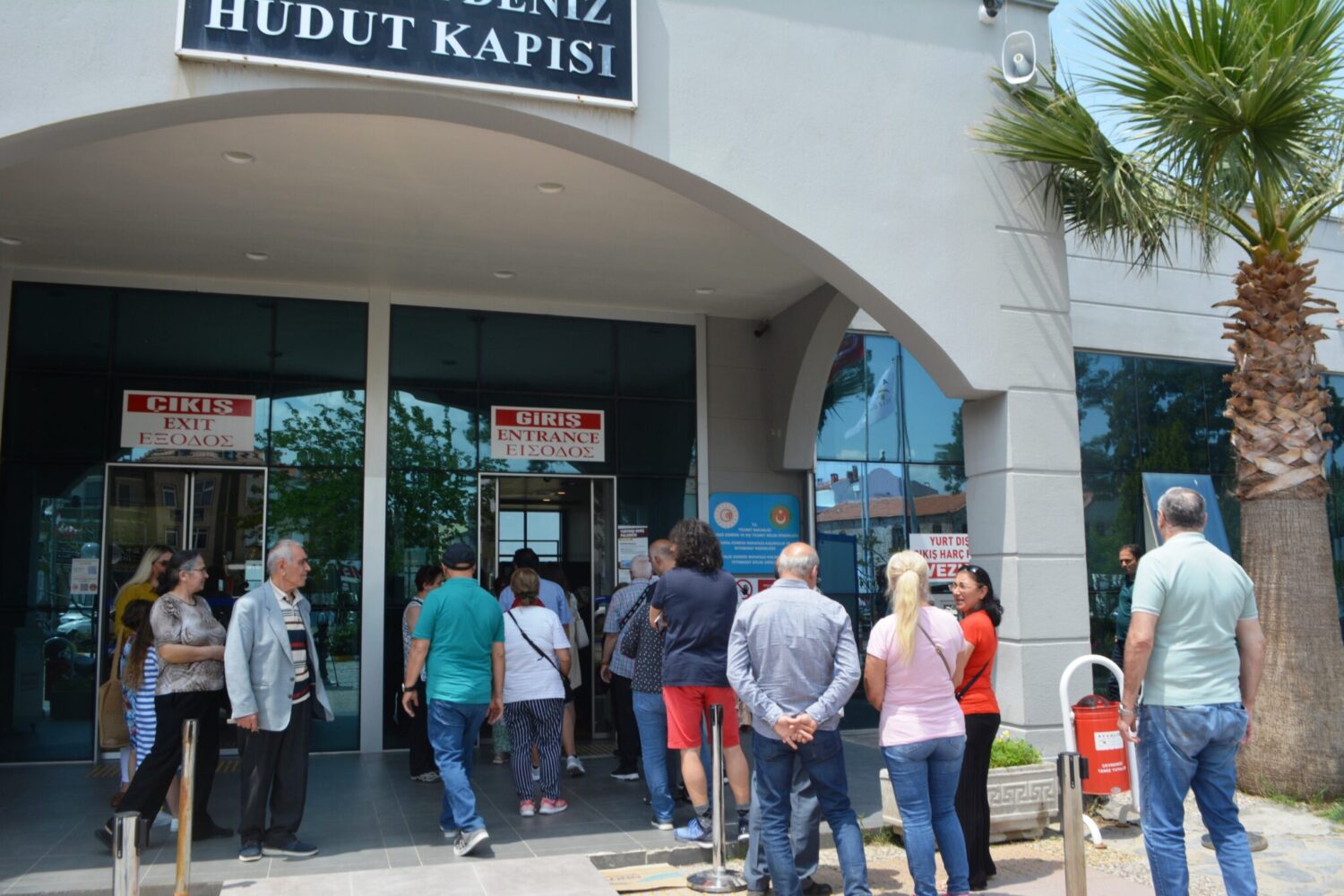Ayvalık ilçesinde, Cumhurbaşkanı Seçimi'nin ikinci turu için yurt dışında kayıtlı seçmenler, sınır kapılarında oy kullanma işlemlerine başladı.