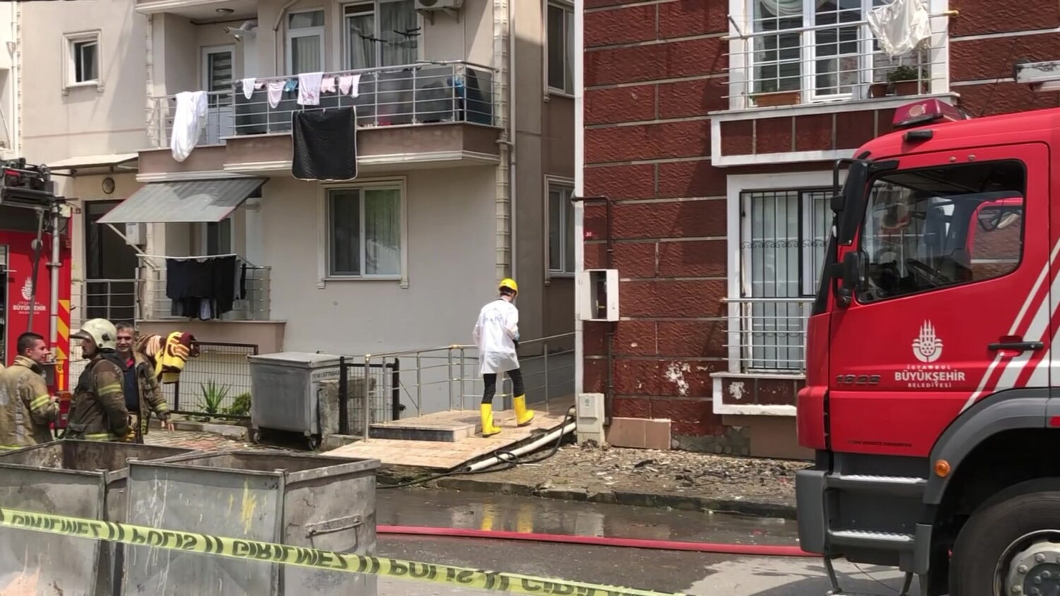 Tuzla'da madde müptelası olduğu iddia edilen şüpheli, yaşadığı evini kundakladı. Bir üst kattaki dairede oturan ve dumandan etkilenen bir kadın ambulansla hastaneye kaldırıldı. 