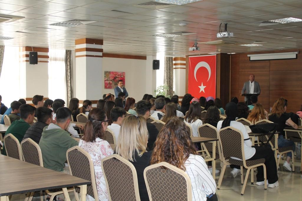 Balıkesir’in Ayvalık ilçesinde, Ayvalık İlçe Milli Eğitim Müdürlüğü'nün "BGEP Derste Akademisyen Var" projesi hayata geçirildi.