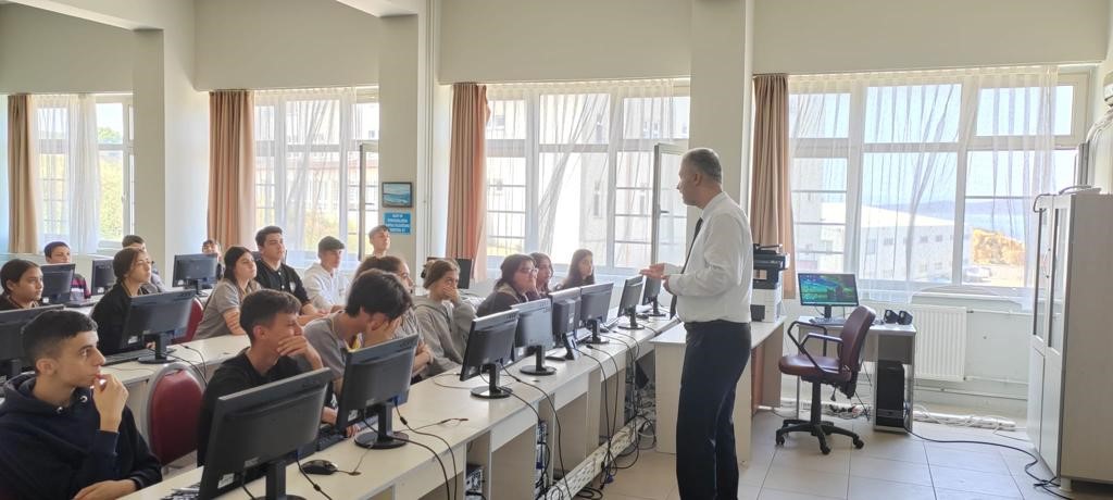 Balıkesir’in Ayvalık ilçesinde, Ayvalık İlçe Milli Eğitim Müdürlüğü'nün "BGEP Derste Akademisyen Var" projesi hayata geçirildi.