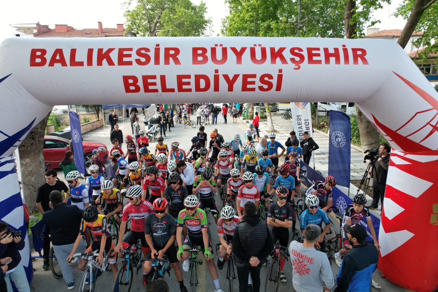 Balıkesir’in doğal şehir ünvanlı Sındırgı ilçesinde Türkiye'nin en geniş katılımlı bisiklet yarışmalarından biri düzenleniyor. Yaklaşık 500 sporcunun iki gün boyunca farklı parkurlarda yarışacağı etkinlik gerçekleşiyor.