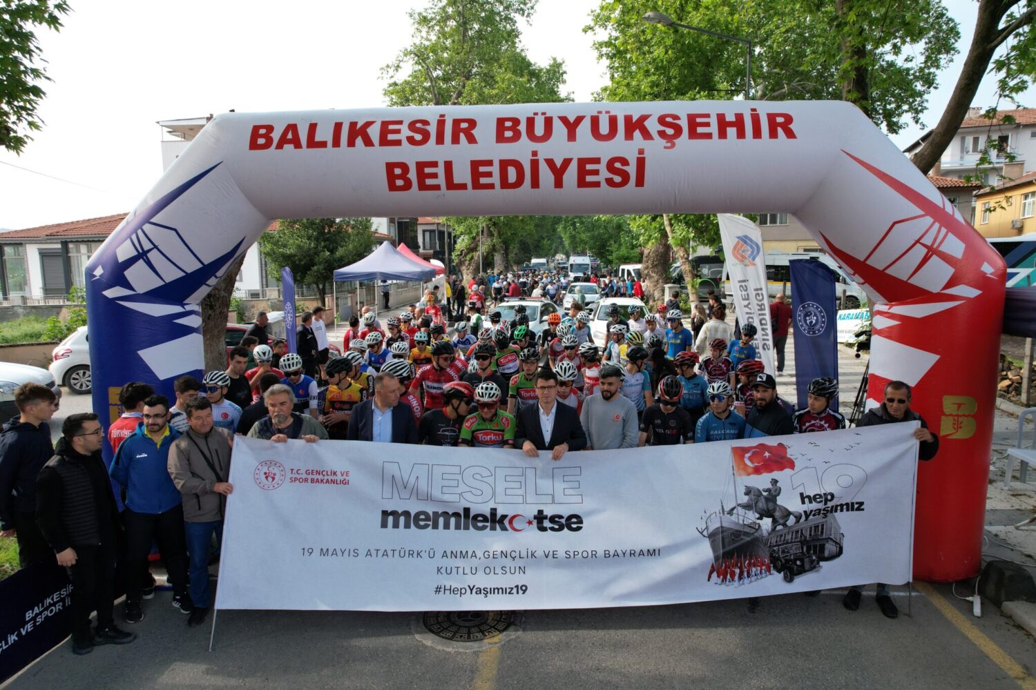 Balıkesir’in doğal şehir ünvanlı Sındırgı ilçesinde Türkiye'nin en geniş katılımlı bisiklet yarışmalarından biri düzenleniyor. Yaklaşık 500 sporcunun iki gün boyunca farklı parkurlarda yarışacağı etkinlik gerçekleşiyor.