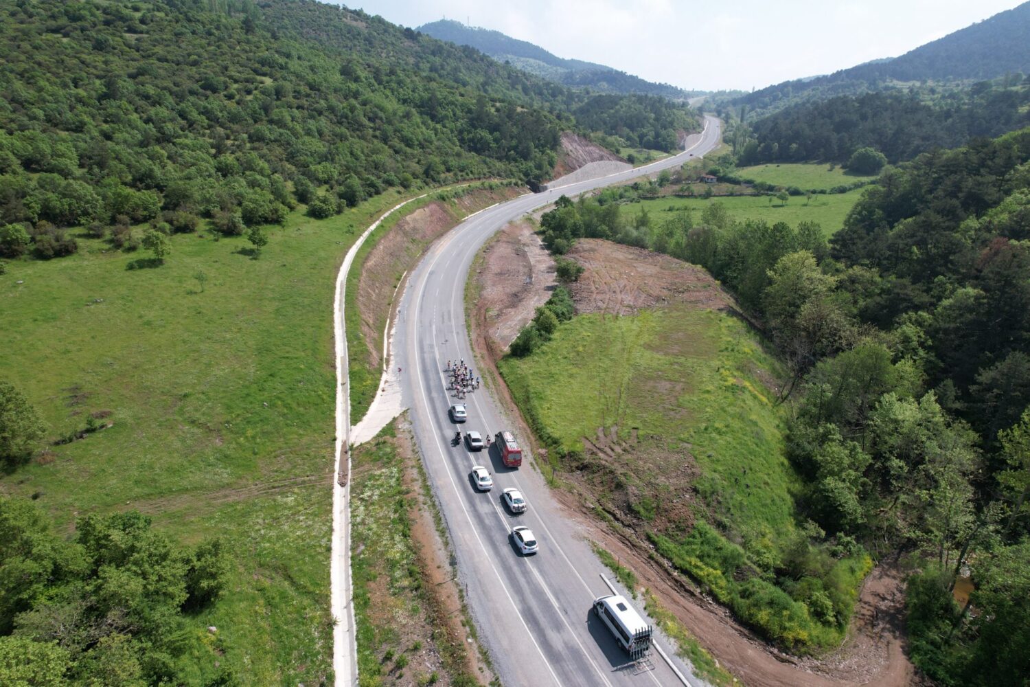 Balıkesir’in doğal şehir ünvanlı Sındırgı ilçesinde Türkiye'nin en geniş katılımlı bisiklet yarışmalarından biri düzenleniyor. Yaklaşık 500 sporcunun iki gün boyunca farklı parkurlarda yarışacağı etkinlik gerçekleşiyor.