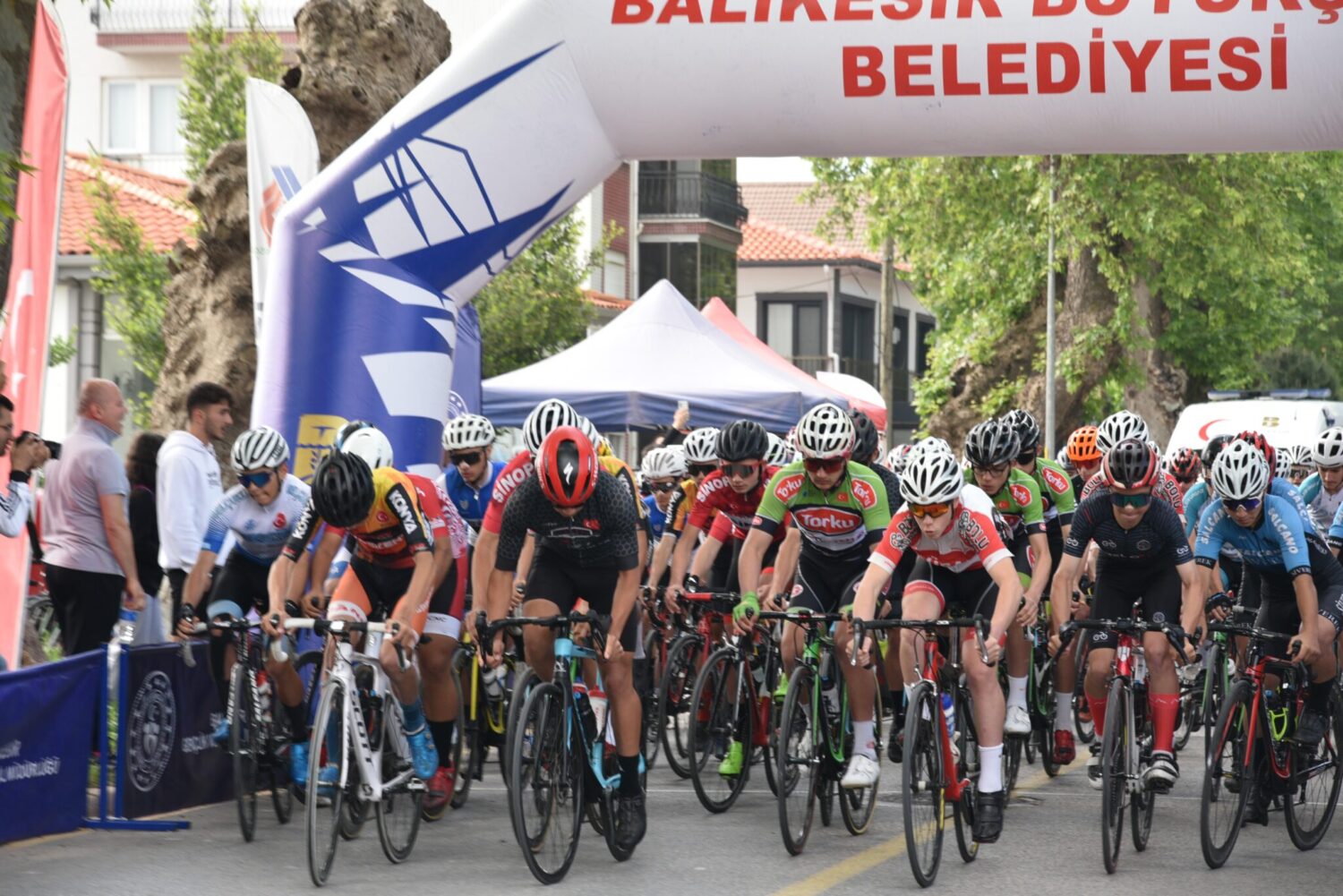Balıkesir’in doğal şehir ünvanlı Sındırgı ilçesinde Türkiye'nin en geniş katılımlı bisiklet yarışmalarından biri düzenleniyor. Yaklaşık 500 sporcunun iki gün boyunca farklı parkurlarda yarışacağı etkinlik gerçekleşiyor.