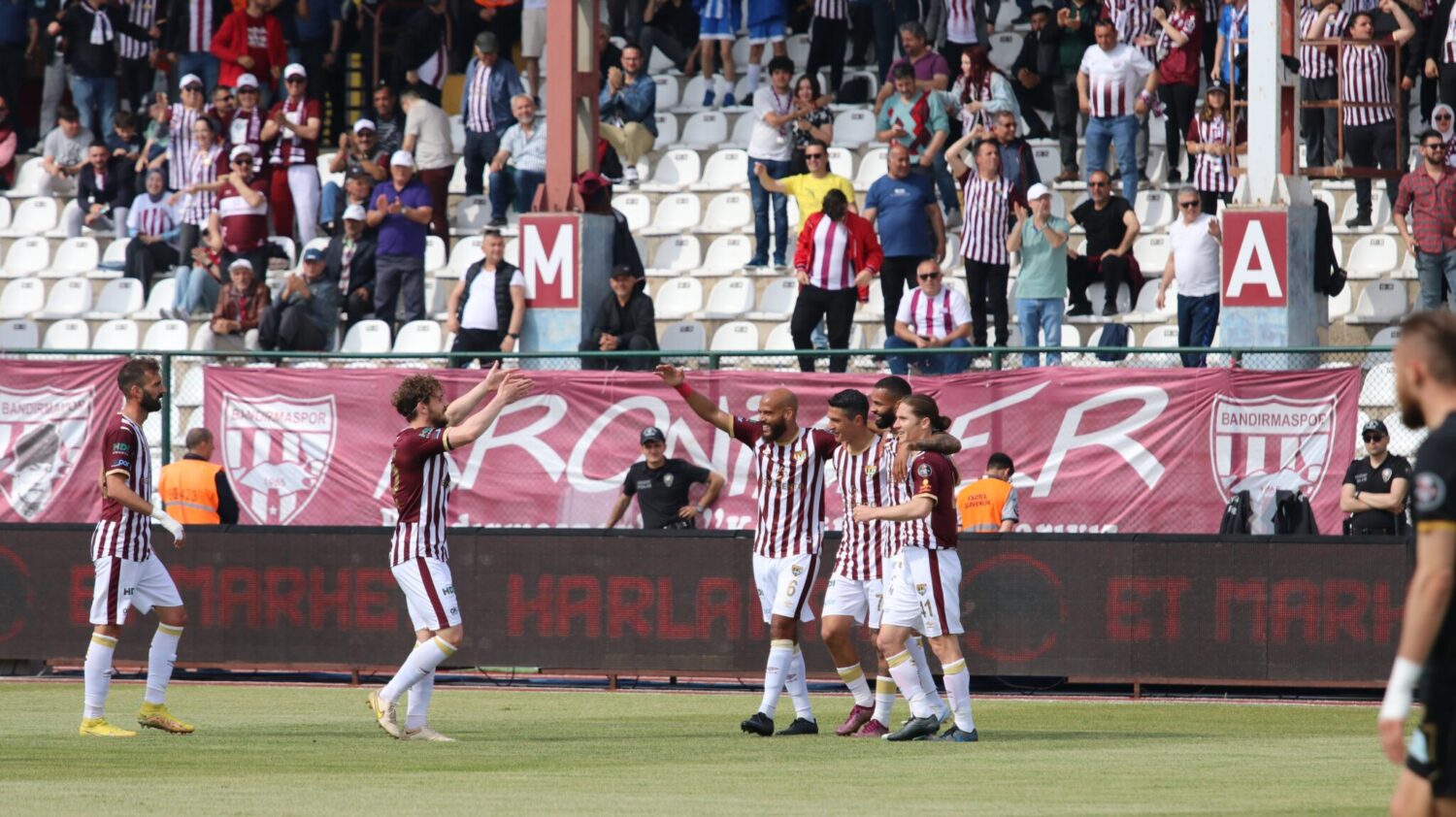 Spor Toto 1. Lig’in 38. haftasında Bandırmaspor, sahasında Gençlerbirliği ile 1-1 berabere kaldı.