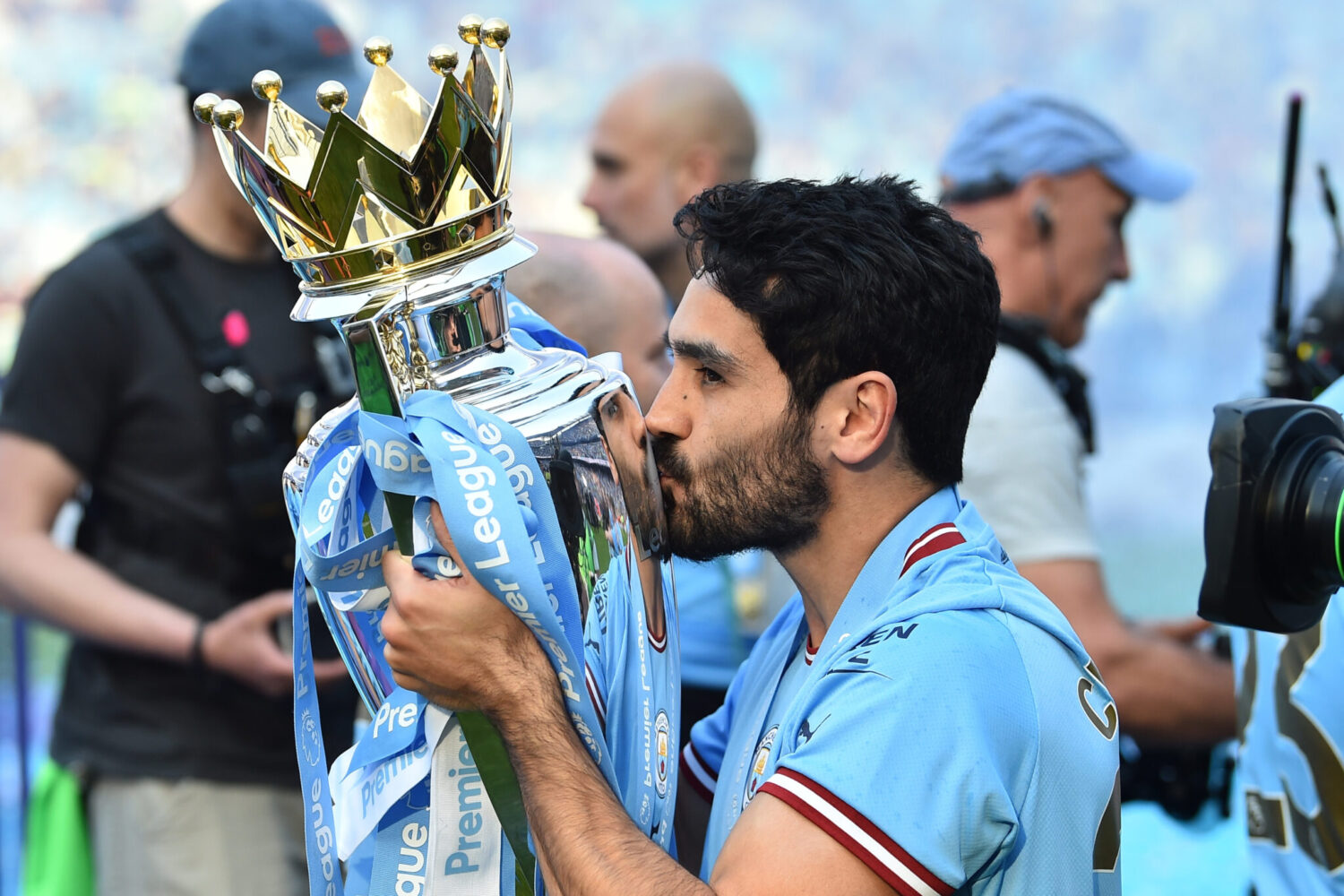 Premier Lig'de dün şampiyonluğunu ilan eden Manchester City, bugün oynadığı Chelsea maçının ardından şampiyonluk kupasını kaldırdı.